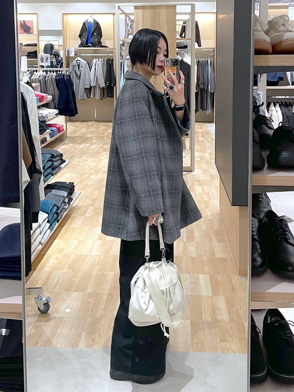 ホワイト系のショルダーバッグ、その他のチェスターコート、ブラック系のその他パンツを着用したレディースの秋コーディネートの8枚目の写真