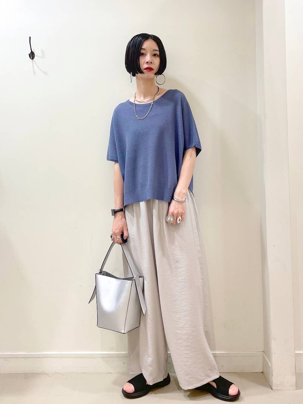 「高見え、若見え、着痩せ・細見え、ママコーデ、楽ちんコーデ、普通_GLOBAL WORK、高身長、体型カバー、GLOBAL WORK、シンプルコーデ、大人カジュアル、ワイドパンツ、パンツ、サンダル、ショルダーバッグ」|「GLOBAL WORKのスペ軽5WAYショルダー/253022(ショルダーバッグ、シルバー系)」を使った、るんるんさん(レディース・168cm)の春コーディネートの7枚目の写真
