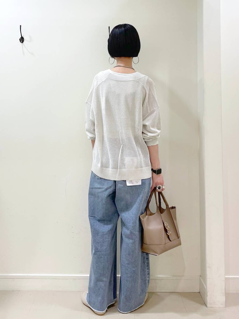 「高見え、若見え、着痩せ・細見え、ママコーデ、楽ちんコーデ、普通_GLOBAL WORK、高身長、体型カバー、GLOBAL WORK、シンプルコーデ、大人カジュアル、カーディガン、タンクトップ、デニムパンツ、パンツ」|「GLOBAL WORKのらくっション踏めるバブーシュ/136007(その他シューズ、ホワイト系)」を使った、るんるんさん(レディース・168cm)の春コーディネートの4枚目の写真