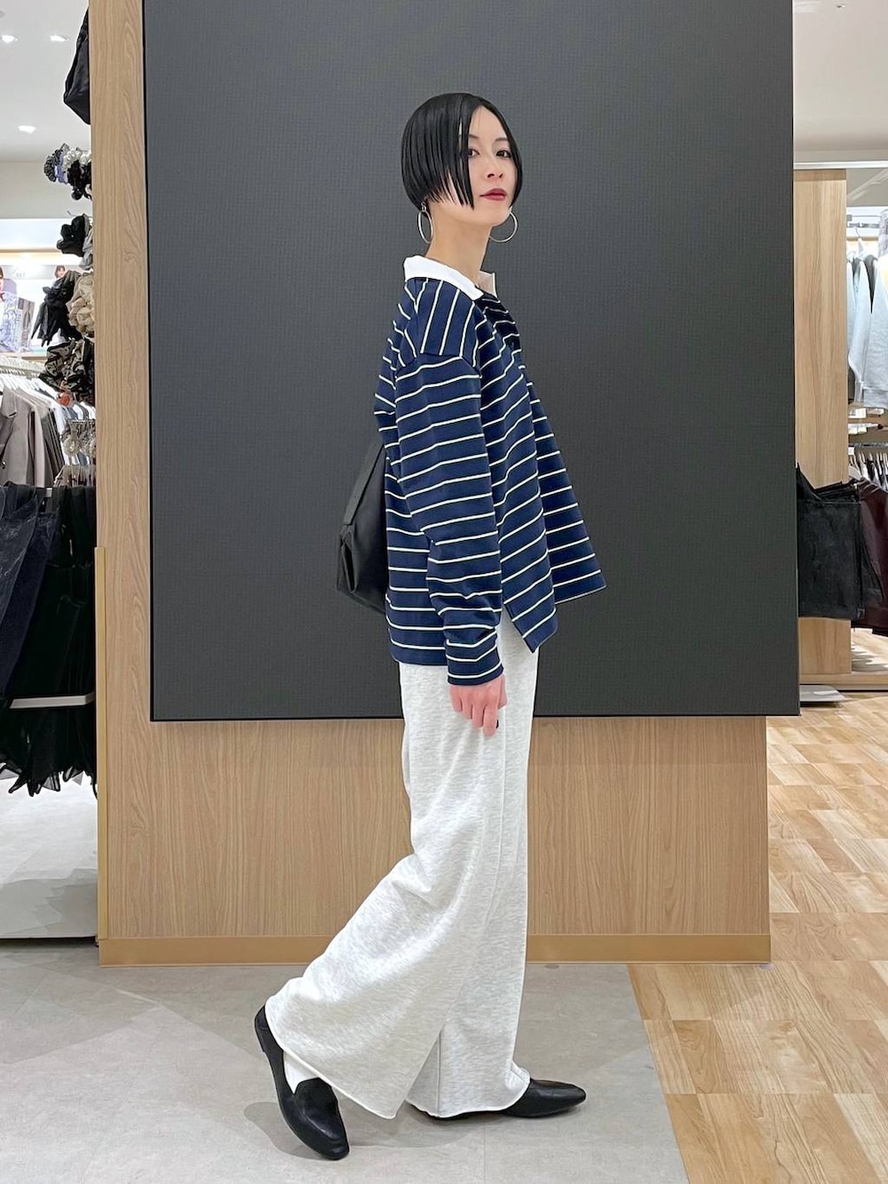 ブラック系のその他シューズ、ホワイト系のスウェットパンツ、ブルー系のスウェットを着用したレディースの冬コーディネートの2枚目の写真