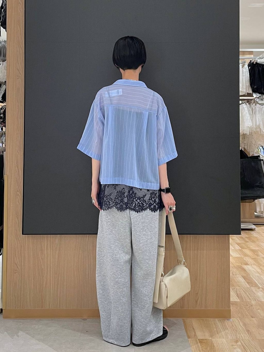 ブルー系のシャツ/ブラウス、グレー系のその他パンツ、ブラック系のサンダルを着用したレディースの夏コーディネートの3枚目の写真