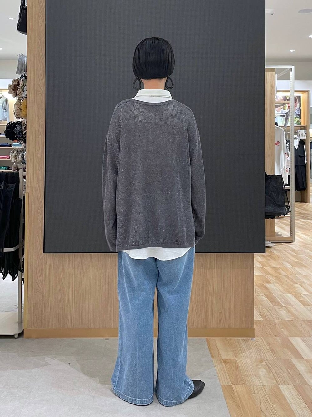 ブラック系のその他シューズ、ホワイト系のショルダーバッグ、ブルー系のデニムパンツを着用したレディースの春コーディネートの9枚目の写真