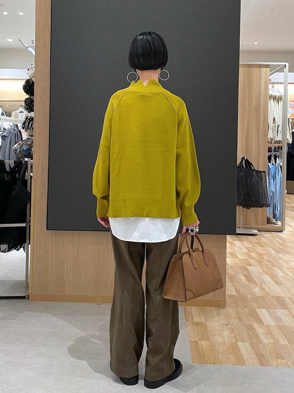 ベージュ系のダウンジャケット/コート、ブラウン系のその他パンツ、ベージュ系のショルダーバッグを着用したレディースの冬コーディネートの8枚目の写真