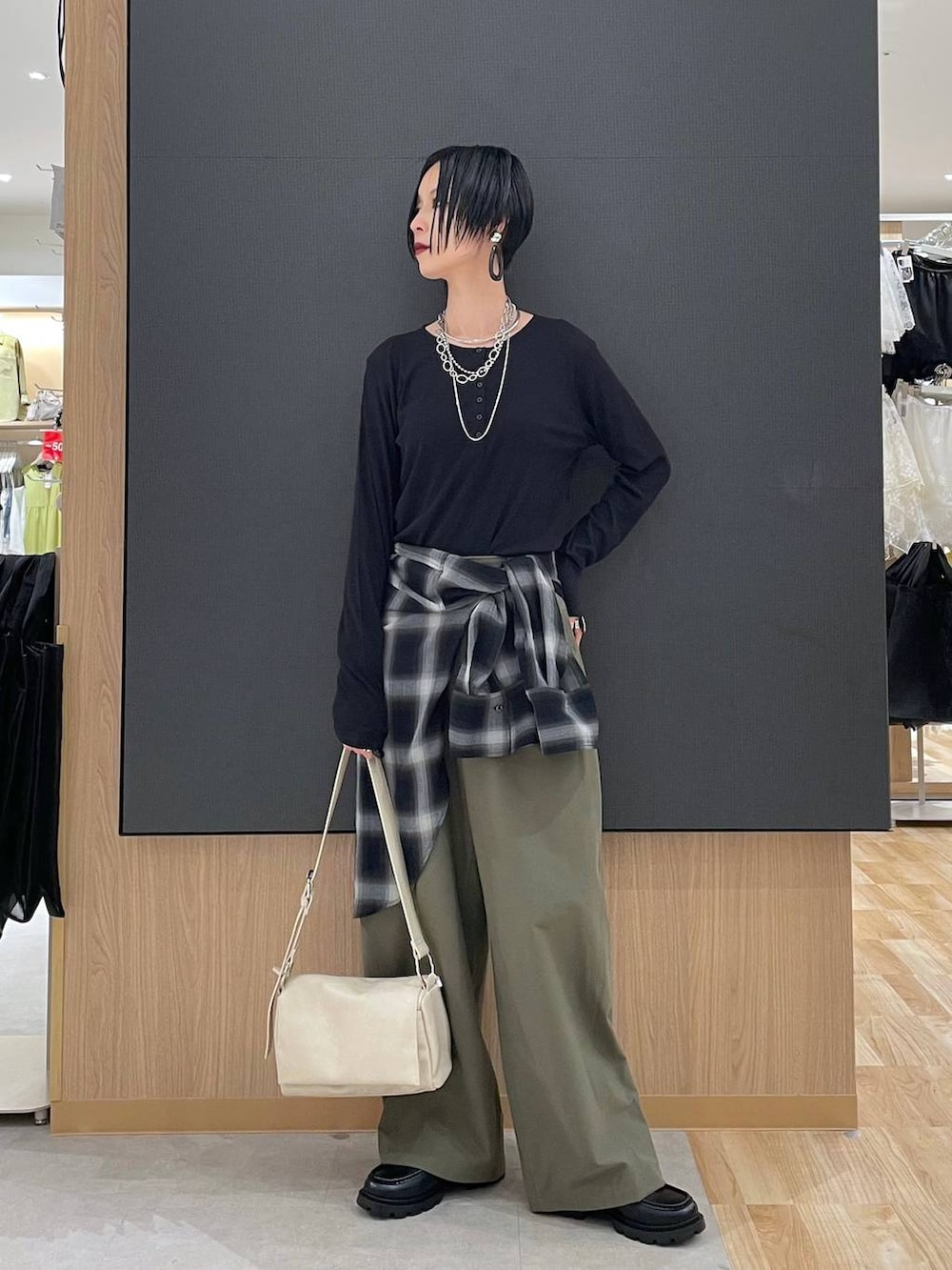 ホワイト系のTシャツ/カットソー、ブラック系のローファー、ブラック系のシャツ/ブラウスを着用したレディースの秋コーディネートの5枚目の写真