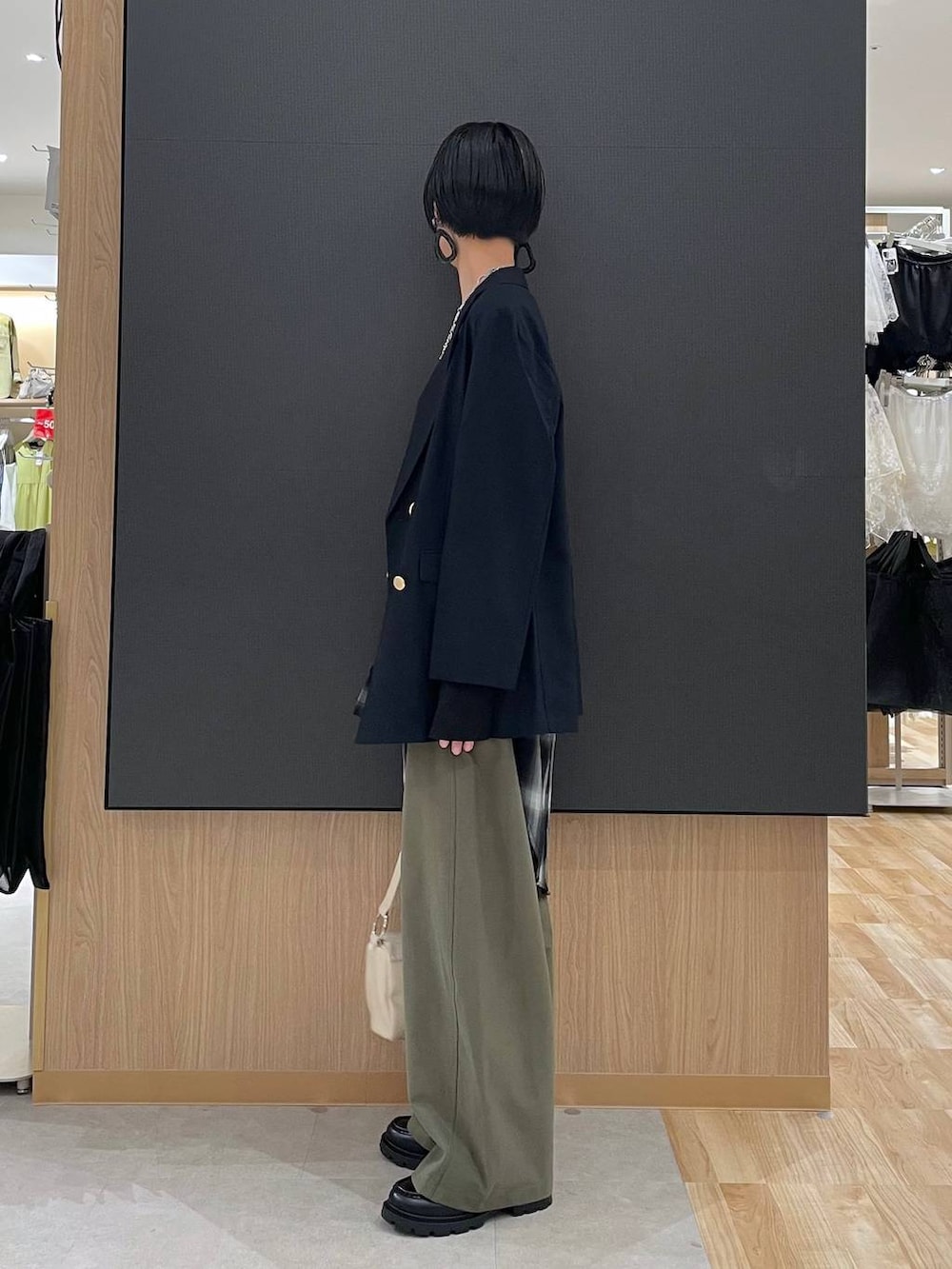 ホワイト系のTシャツ/カットソー、ブラック系のローファー、ブラック系のシャツ/ブラウスを着用したレディースの秋コーディネートの4枚目の写真