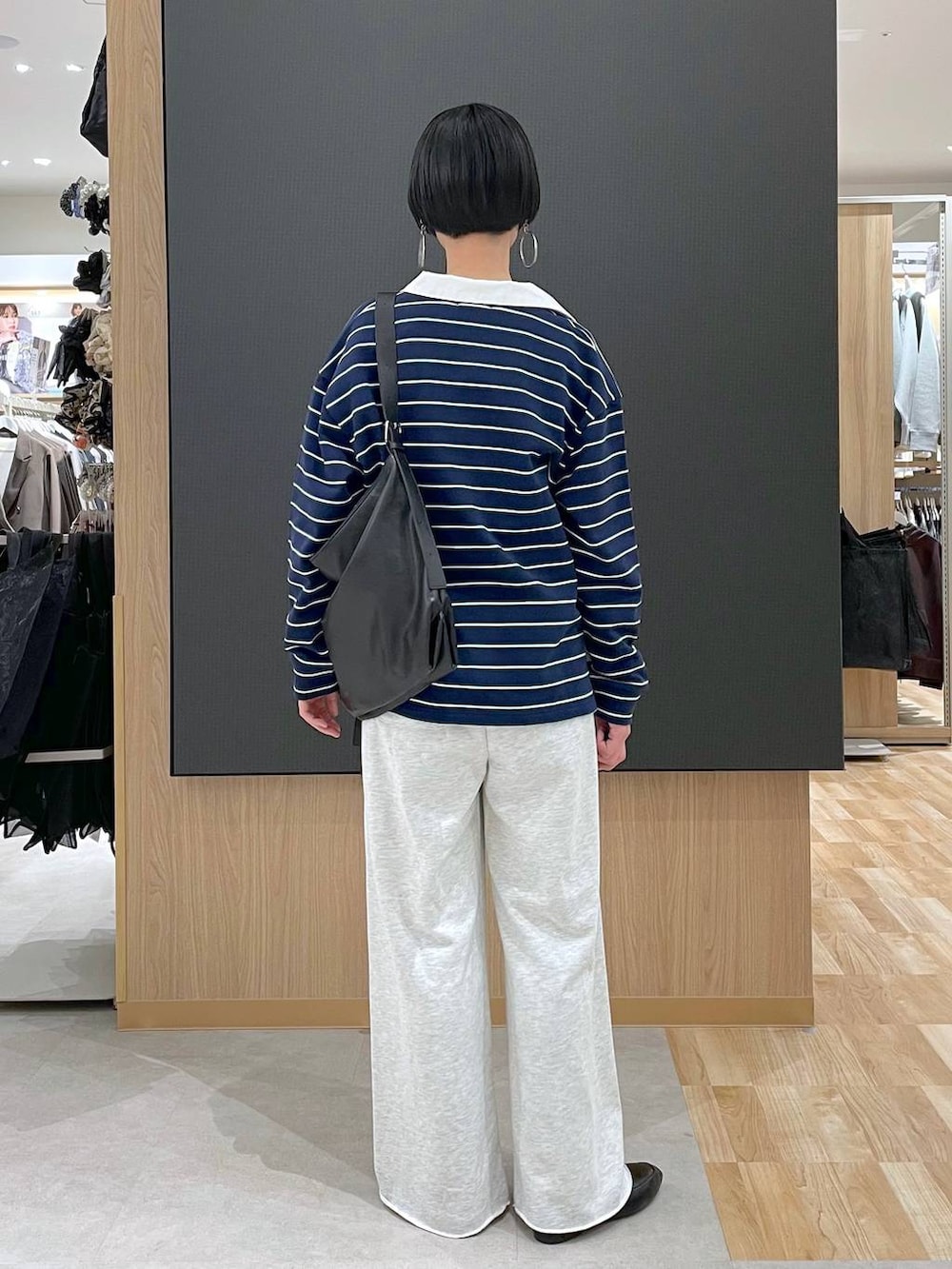 ブラック系のその他シューズ、ホワイト系のスウェットパンツ、ブルー系のスウェットを着用したレディースの冬コーディネートの3枚目の写真