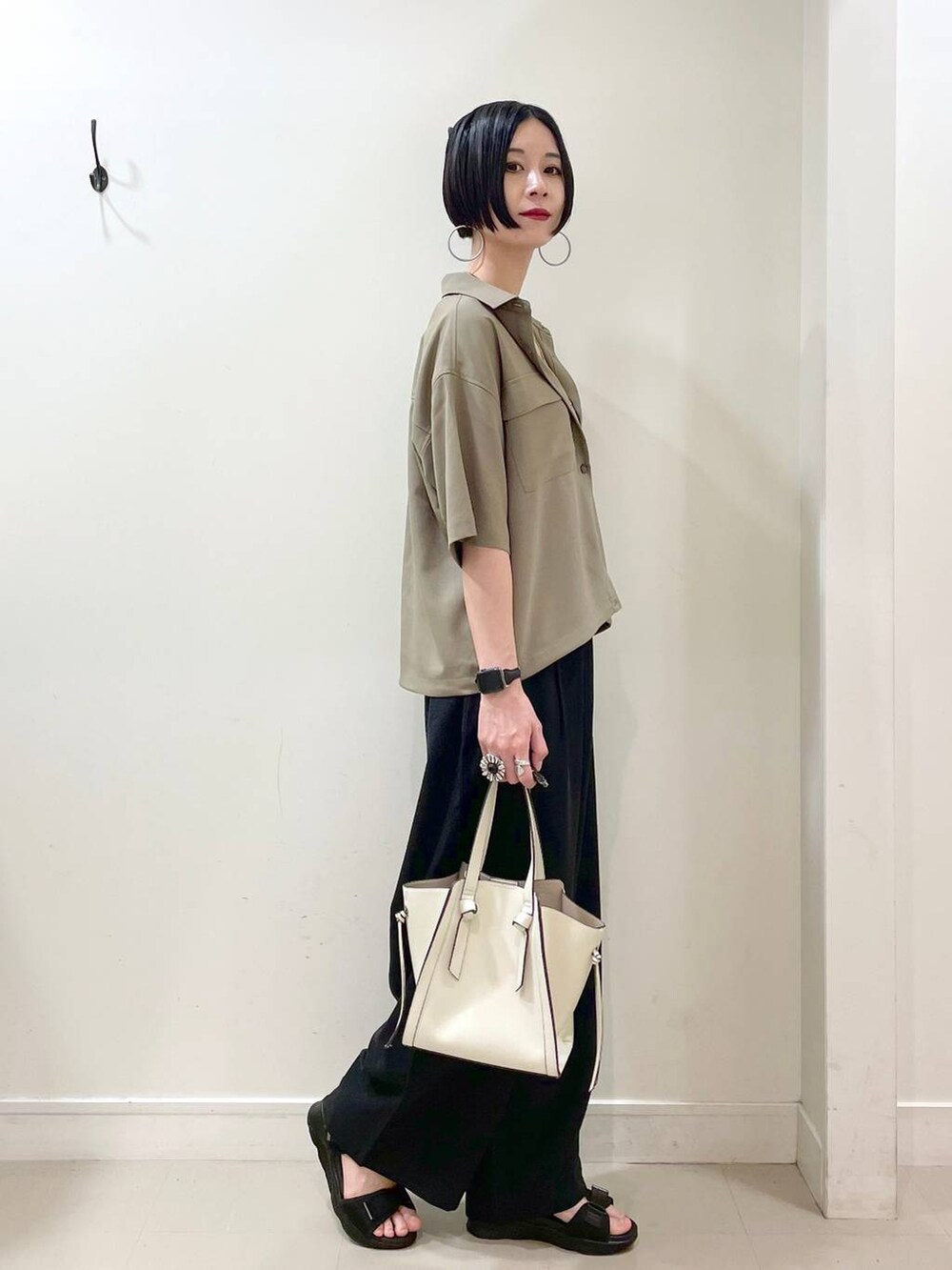 「高見え、若見え、着痩せ・細見え、ママコーデ、楽ちんコーデ、普通_GLOBAL WORK、高身長、体型カバー、GLOBAL WORK、シンプルコーデ、大人カジュアル、シャツ、キャミソール、カップ付きインナー、ワイドパンツ」|「GLOBAL WORKのアップルウォッチ/合皮バンド/160631(デジタル腕時計、ブラック系)」を使った、るんるんさん(レディース・168cm)の夏コーディネートの2枚目の写真