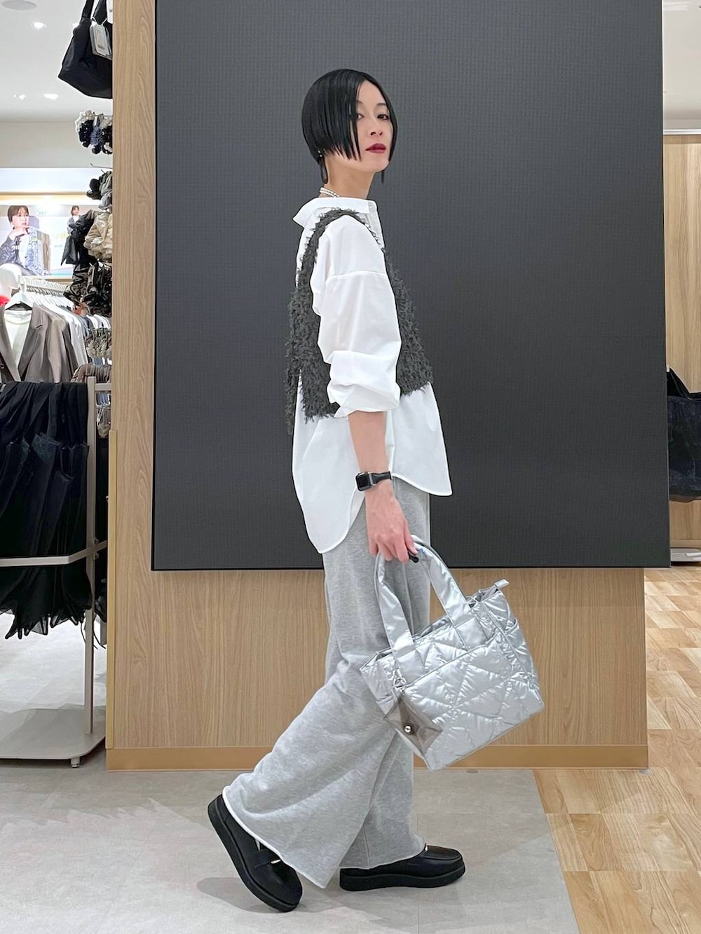 ブラック系のローファー、シルバー系のトートバッグ、ホワイト系のシャツ/ブラウスを着用したレディースの冬コーディネートの8枚目の写真