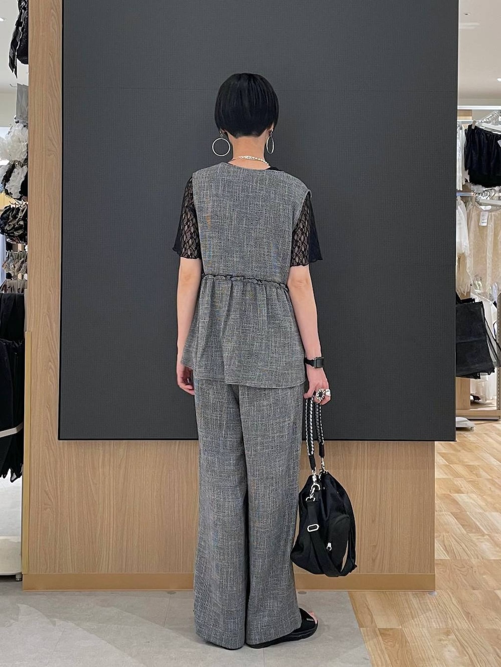 ブラック系のTシャツ/カットソー、ブラック系のサンダル、ブラック系のその他パンツを着用したレディースの夏コーディネートの3枚目の写真