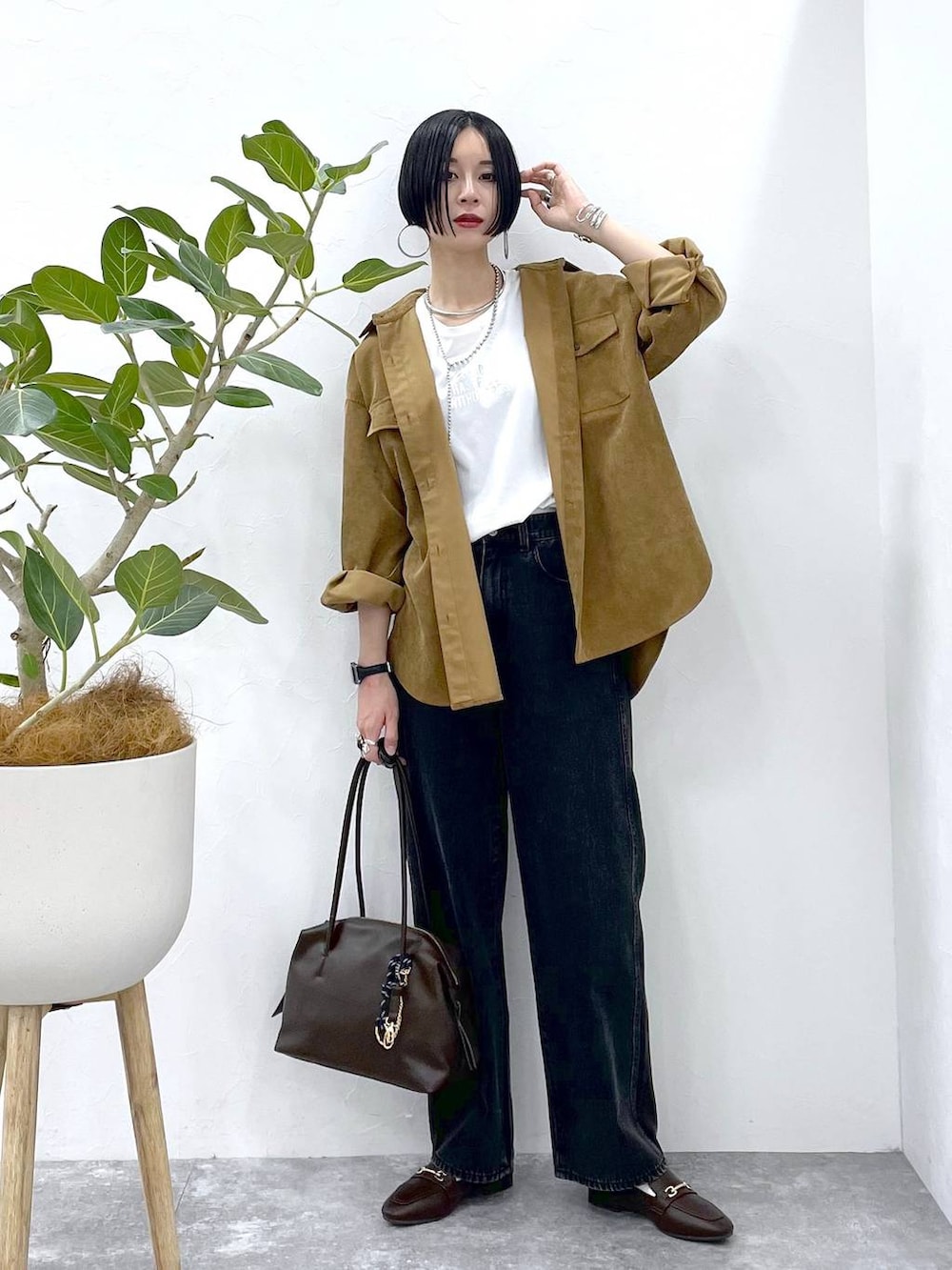 「高見え、若見え、着痩せ・細見え、ママコーデ、楽ちんコーデ、普通_GLOBAL WORK、高身長、体型カバー、GLOBAL WORK、シンプルコーデ、大人カジュアル、シャツ、デニムパンツ、パンツ、ネックレス」｜「GLOBAL WORKのステンレスボールY字ネックレス/106439（ネックレス、シルバー系）」を使った、るんるんさん（レディース・168cm）の夏コーディネートの2枚目の写真