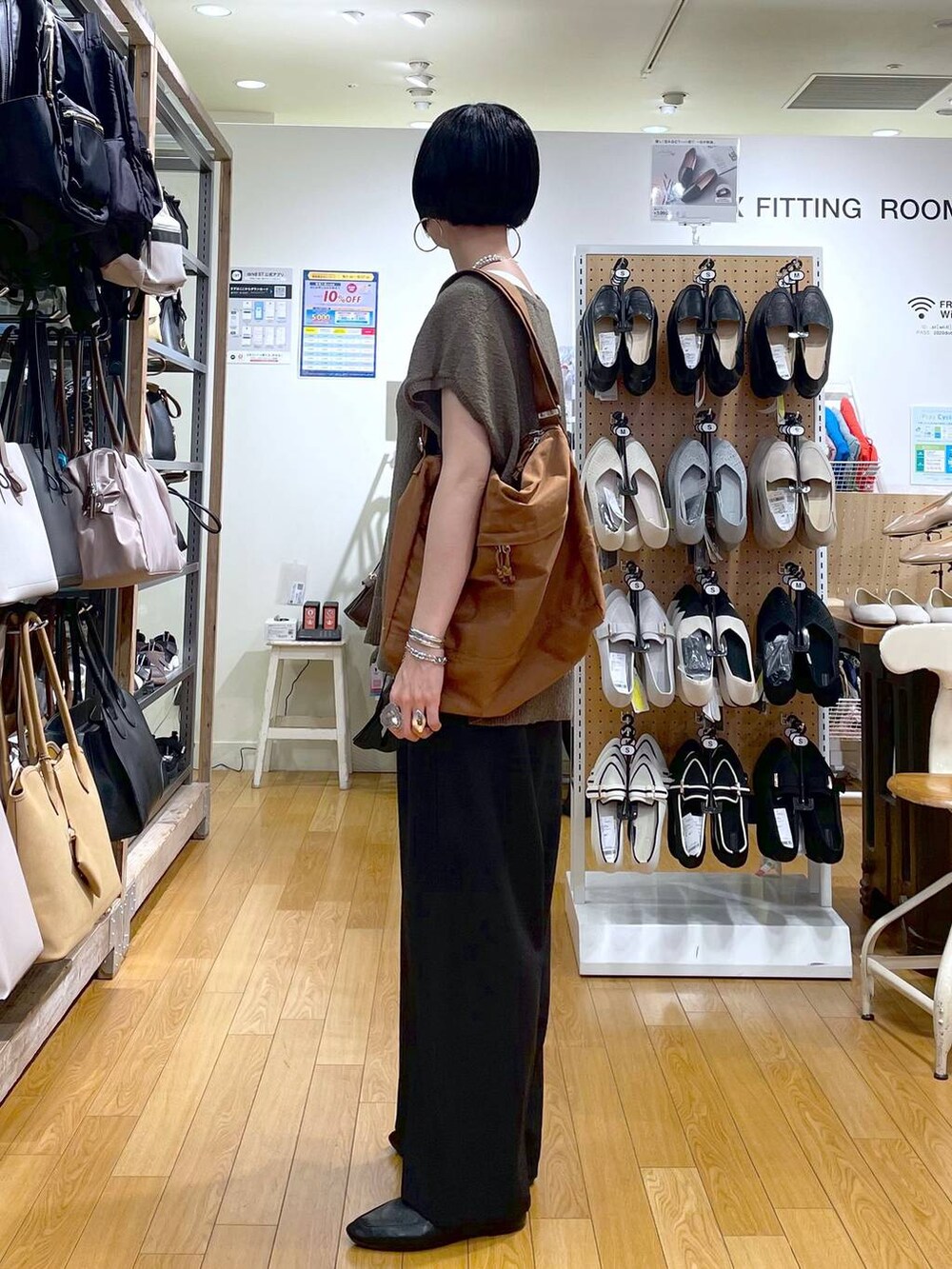 ブラック系のその他シューズ、ブラック系のその他パンツ、ブラウン系のベストを着用したレディースの秋コーディネートの5枚目の写真