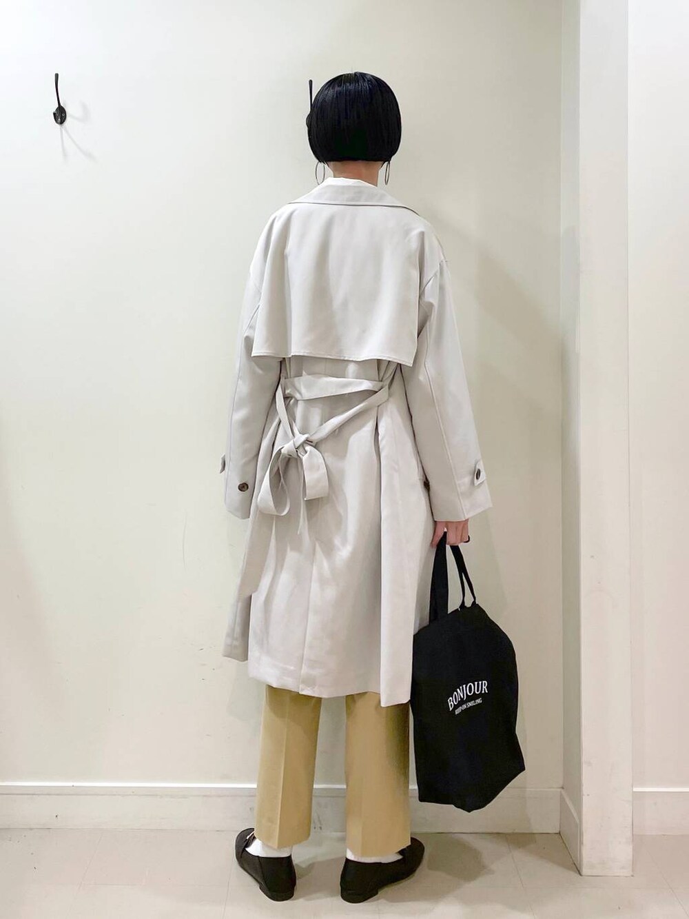 「高見え、若見え、着痩せ・細見え、ママコーデ、普通_GLOBAL WORK、高身長、GLOBAL WORK、トレンチコート、コート、ニット、テーパードパンツ、パンツ、楽ちんコーデ、体型カバー、ネックレス」|「GLOBAL WORKのサイズ拡大/らくっション撥水2WAYローファー/131468(ローファー、ブラック系)」を使った、るんるんさん(レディース・168cm)の春コーディネートの4枚目の写真