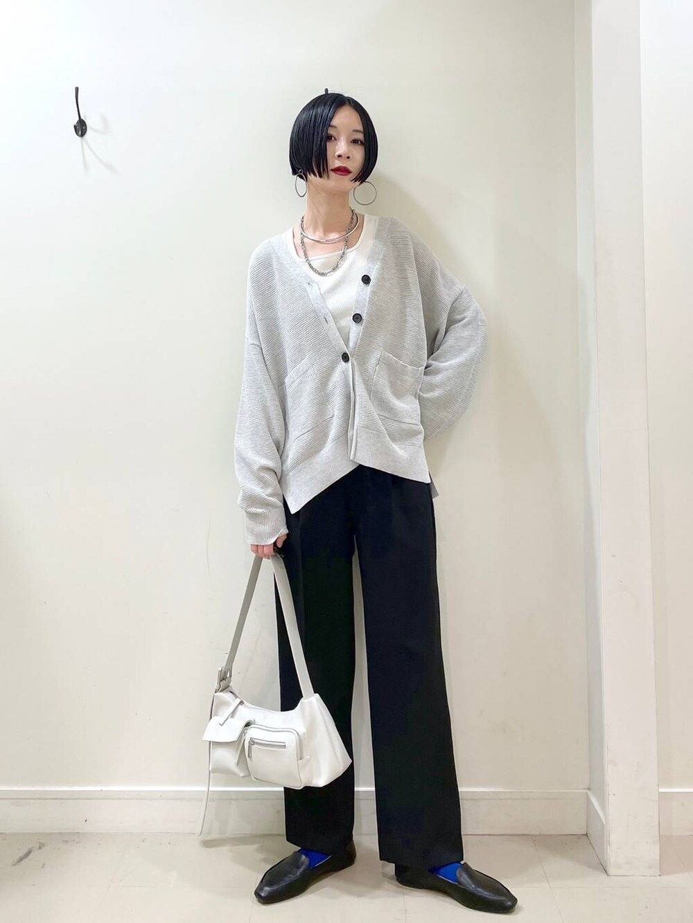 「ジャケット、ジャケットスタイル、カーディガン、タンクトップ、セットアップ、楽ちんコーデ、体型カバー、春コーデ、ネックレス、ショルダーバッグ、バッグ、高見え、若見え、着痩せ・細見え、ママコーデ」|「GLOBAL WORKのらくっション踏めるバブーシュ/136007(その他シューズ、ブラック系)」を使った、るんるんさん(レディース・168cm)の春コーディネートの6枚目の写真