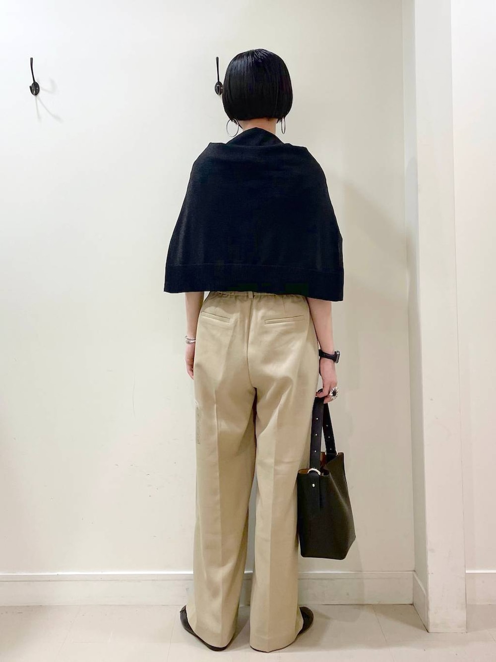 「高見え、若見え、着痩せ・細見え、ママコーデ、楽ちんコーデ、普通_GLOBAL WORK、高身長、体型カバー、GLOBAL WORK、シンプルコーデ、大人カジュアル、カーディガン、Tシャツ、ワイドパンツ、パンツ」|「GLOBAL WORKのらくっション撥水バレエ/135873(バレエシューズ、ブラック系)」を使った、るんるんさん(レディース・168cm)の春コーディネートの4枚目の写真