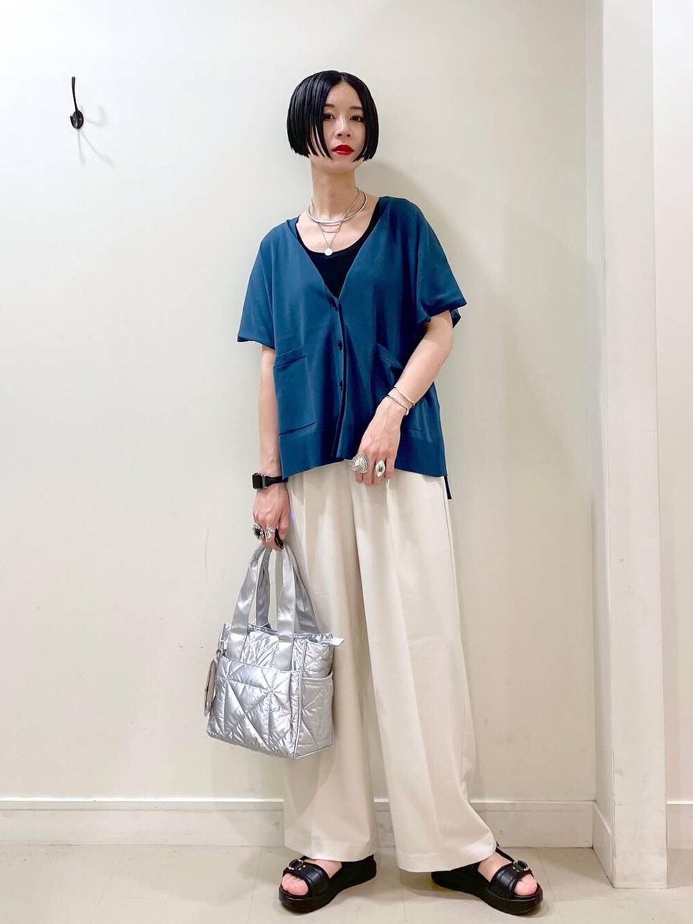「カーディガン、タンクトップ、ワイドパンツ、パンツ、ネックレス、サンダル、ショルダーバッグ、春コーデ、夏コーデ、高見え、若見え、着痩せ・細見え、ママコーデ、楽ちんコーデ、普通_GLOBAL WORK」｜「GLOBAL WORKの推しごとキルティング2WAYトート/286286（トートバッグ、シルバー系）」を使った、るんるんさん（レディース・168cm）の春コーディネートの6枚目の写真