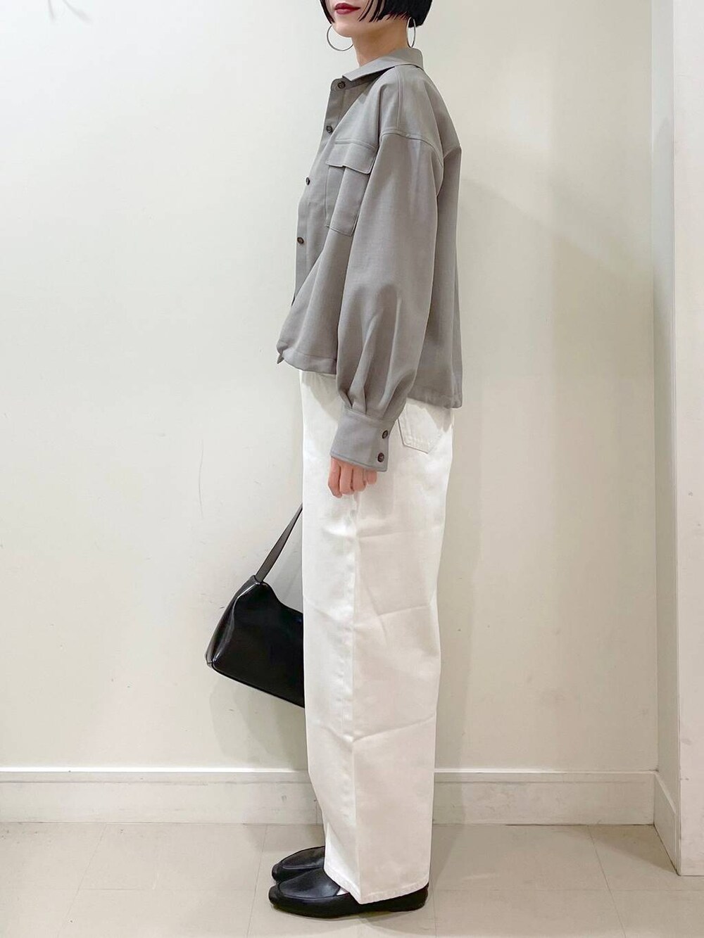「シャツ、タンクトップ、パンツ、GOOD DENIM_GLOBAL WORK、デニムパンツ、ネックレス、ショルダーバッグ、バッグ、春コーデ、高見え、若見え、着痩せ・細見え、ママコーデ、楽ちんコーデ、普通_GLOBAL WORK」|「GLOBAL WORKのらくっション踏めるバブーシュ/136007(その他シューズ、ブラック系)」を使った、るんるんさん(レディース・168cm)の春コーディネートの5枚目の写真