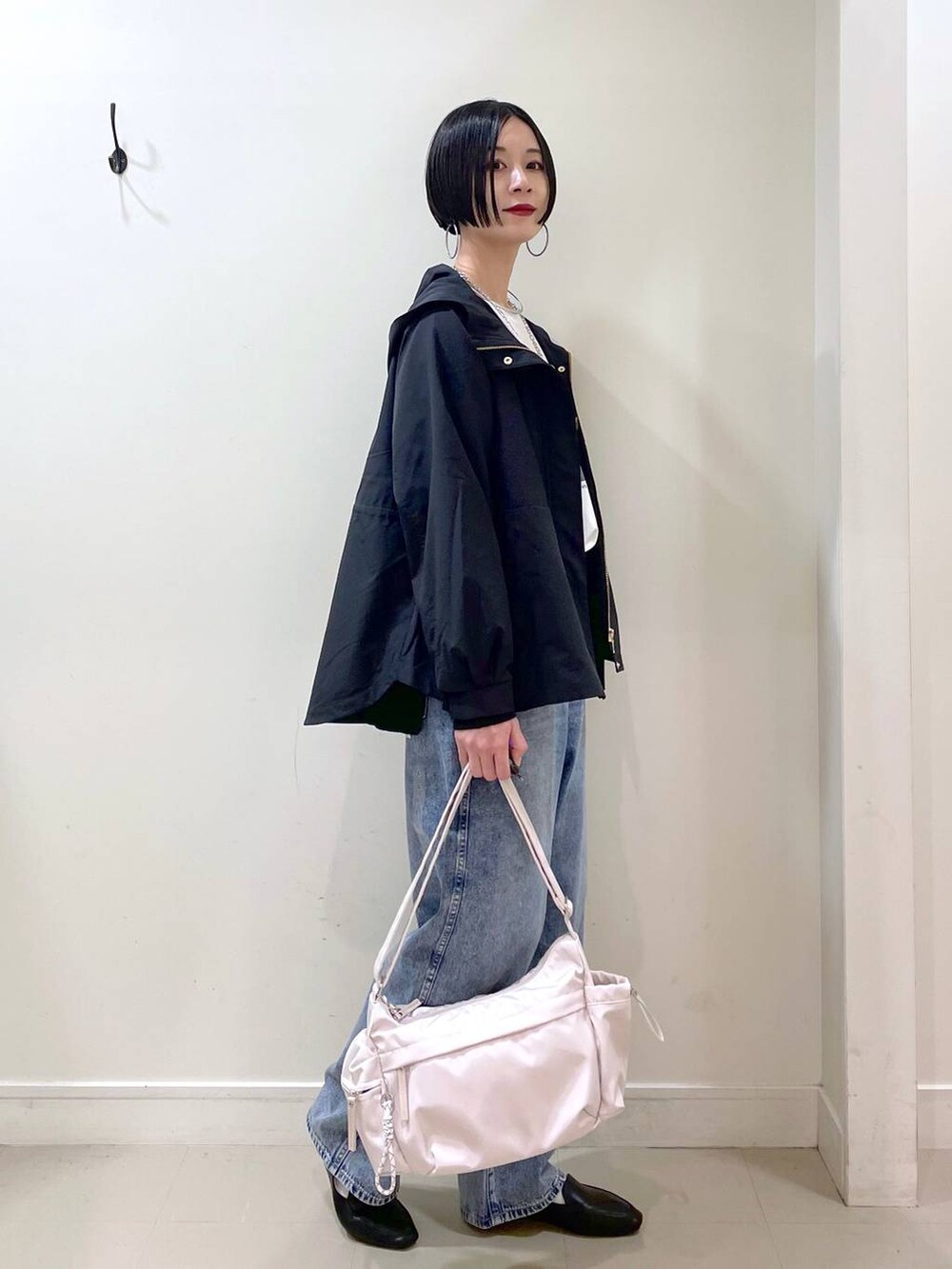 「楽ちんコーデ、普通_GLOBAL WORK、高身長、体型カバー、シンプルコーデ、マウンテンパーカー、アウター、春コーデ、カーディガン、Tシャツ、ネックレス、高見え、若見え、着痩せ・細見え、ママコーデ」|「GLOBAL WORKのGOODデニムバギーパンツ/118365(デニムパンツ、ブルー系)」を使った、るんるんさん(レディース・168cm)の春コーディネートの4枚目の写真