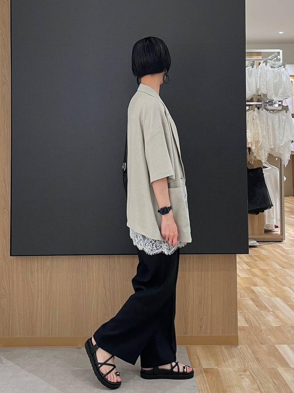 ホワイト系のキャミソール、ブラック系のその他パンツ、ベージュ系のテーラードジャケットを着用したレディースの春コーディネートの2枚目の写真