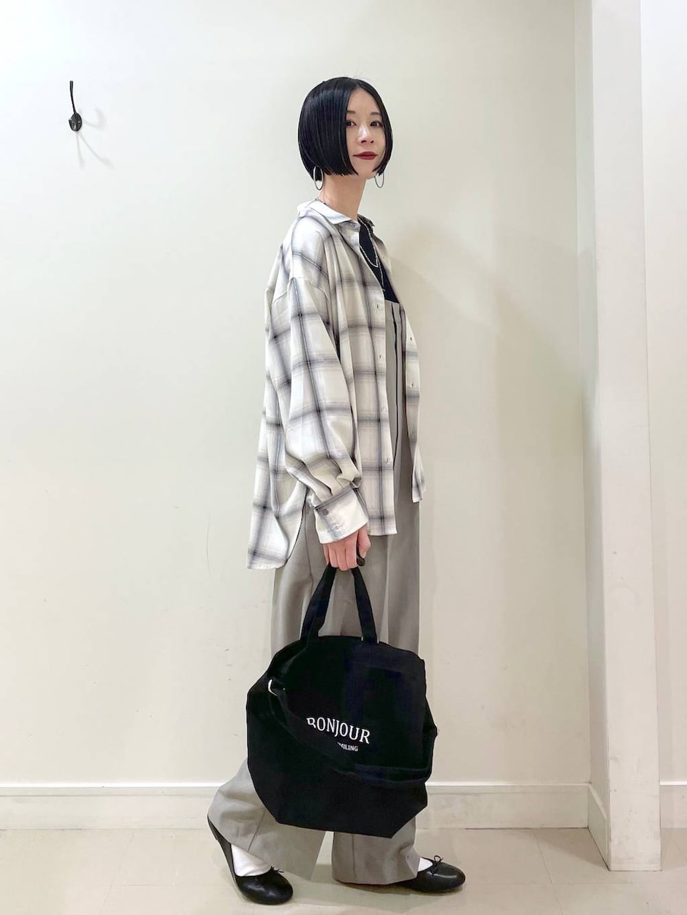 「高見え、若見え、着痩せ・細見え、ママコーデ、普通_GLOBAL WORK、高身長、GLOBAL WORK、シャツ、ニット、サロペット、ワイドパンツ、パンツ、楽ちんコーデ、体型カバー、春コーデ」|「GLOBAL WORKのらくっション撥水バレエ/135873(バレエシューズ、ブラック系)」を使った、るんるんさん(レディース・168cm)の春コーディネートの4枚目の写真