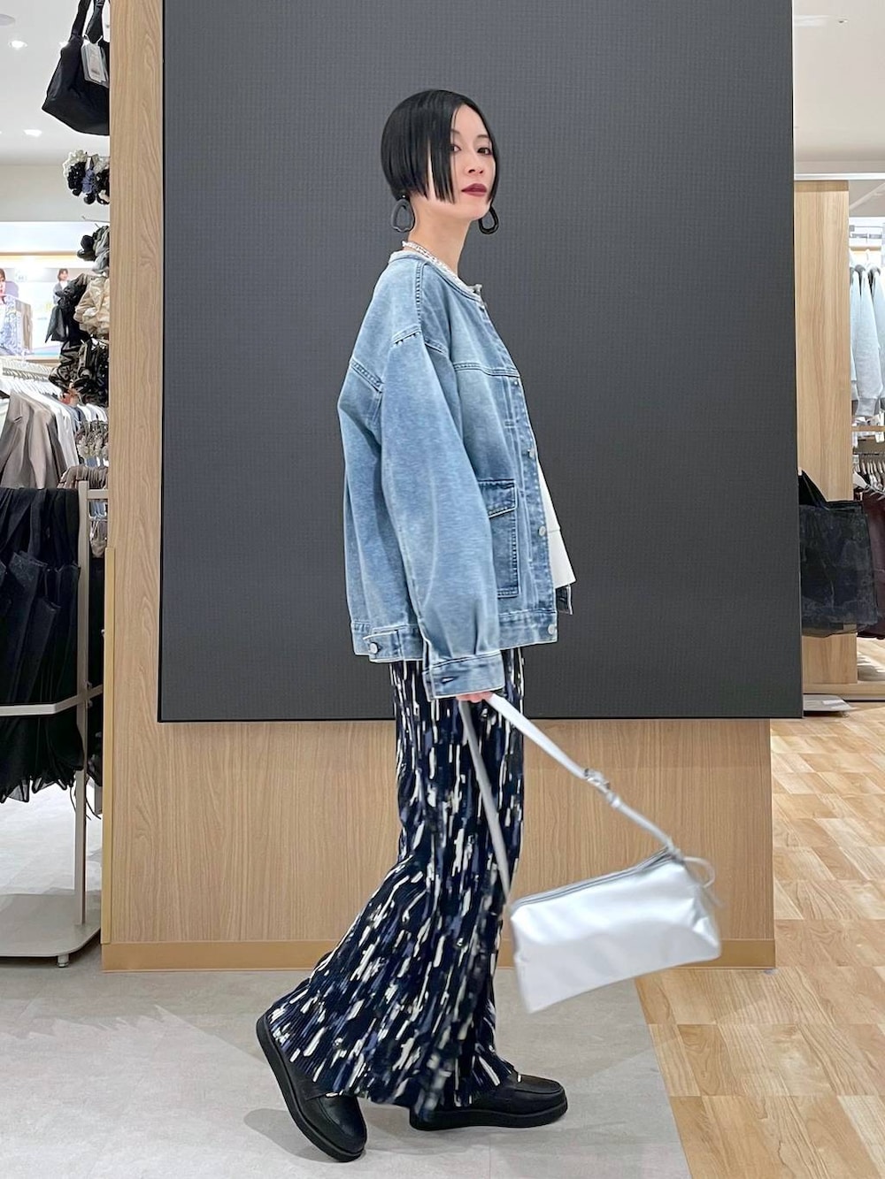 ブラック系のローファー、ブルー系のデニムジャケット、ベージュ系のスウェットを着用したレディースの冬コーディネートの4枚目の写真