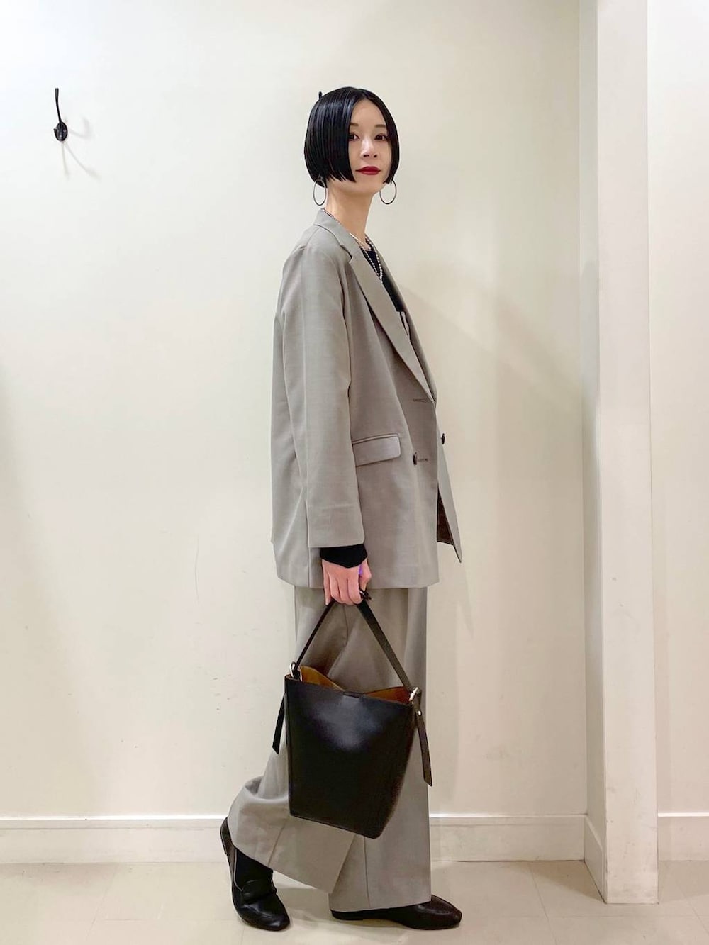 「高見え、若見え、着痩せ・細見え、ママコーデ、楽ちんコーデ、普通_GLOBAL WORK、高身長、体型カバー、GLOBAL WORK、シンプルコーデ、ジャケット、ジャケットスタイル、ニット、ワイドパンツ、サロペット」|「GLOBAL WORKのステンレスボールY字ネックレス/106439(ネックレス、シルバー系)」を使った、るんるんさん(レディース・168cm)の春コーディネートの3枚目の写真