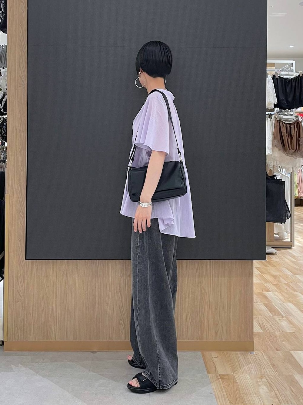 ホワイト系のキャミソール、ブラック系のデニムパンツ、ブラック系のサンダルを着用したレディースの夏コーディネートの5枚目の写真