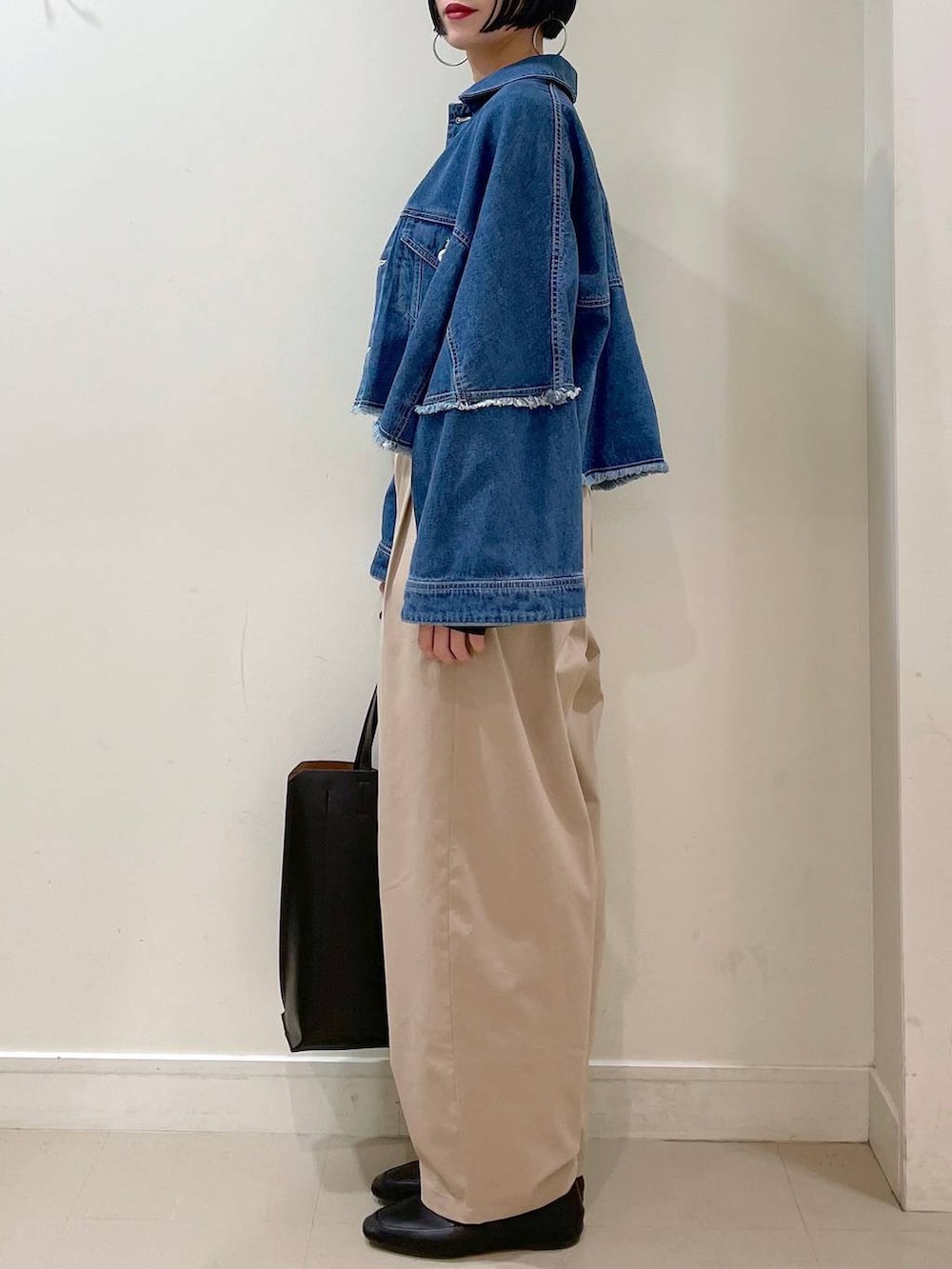 「高見え、若見え、着痩せ・細見え、ママコーデ、普通_GLOBAL WORK、高身長、GLOBAL WORK、パンツ、Tシャツ、ショルダーバッグ、バッグ、ネックレス、春コーデ」|「GLOBAL WORKのBeauteeラメクループルオーバー長袖/115464(Tシャツ/カットソー、ブラック系)」を使った、るんるんさん(レディース・168cm)の夏コーディネートの5枚目の写真