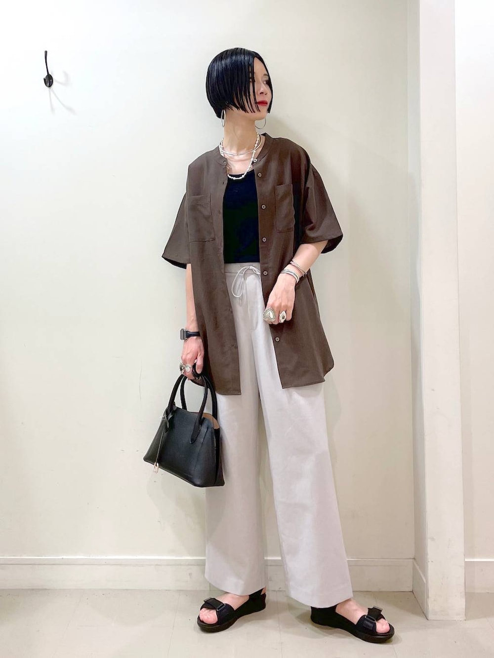 「高見え、若見え、着痩せ・細見え、ママコーデ、楽ちんコーデ、普通_GLOBAL WORK、高身長、体型カバー、GLOBAL WORK、シンプルコーデ、大人カジュアル、シャツ、キャミソール、ワイドパンツ、パンツ」｜「GLOBAL WORKのアップルウォッチ/合皮バンド/160631（デジタル腕時計、ブラック系）」を使った、るんるんさん（レディース・168cm）の夏コーディネートの3枚目の写真