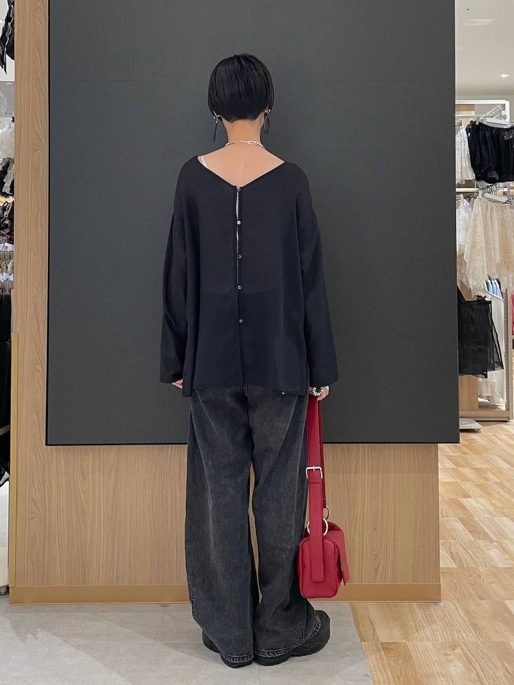 ホワイト系のキャミソール、ブラック系のデニムパンツ、ブラック系のカーディガン/ボレロを着用したレディースの夏コーディネートの4枚目の写真
