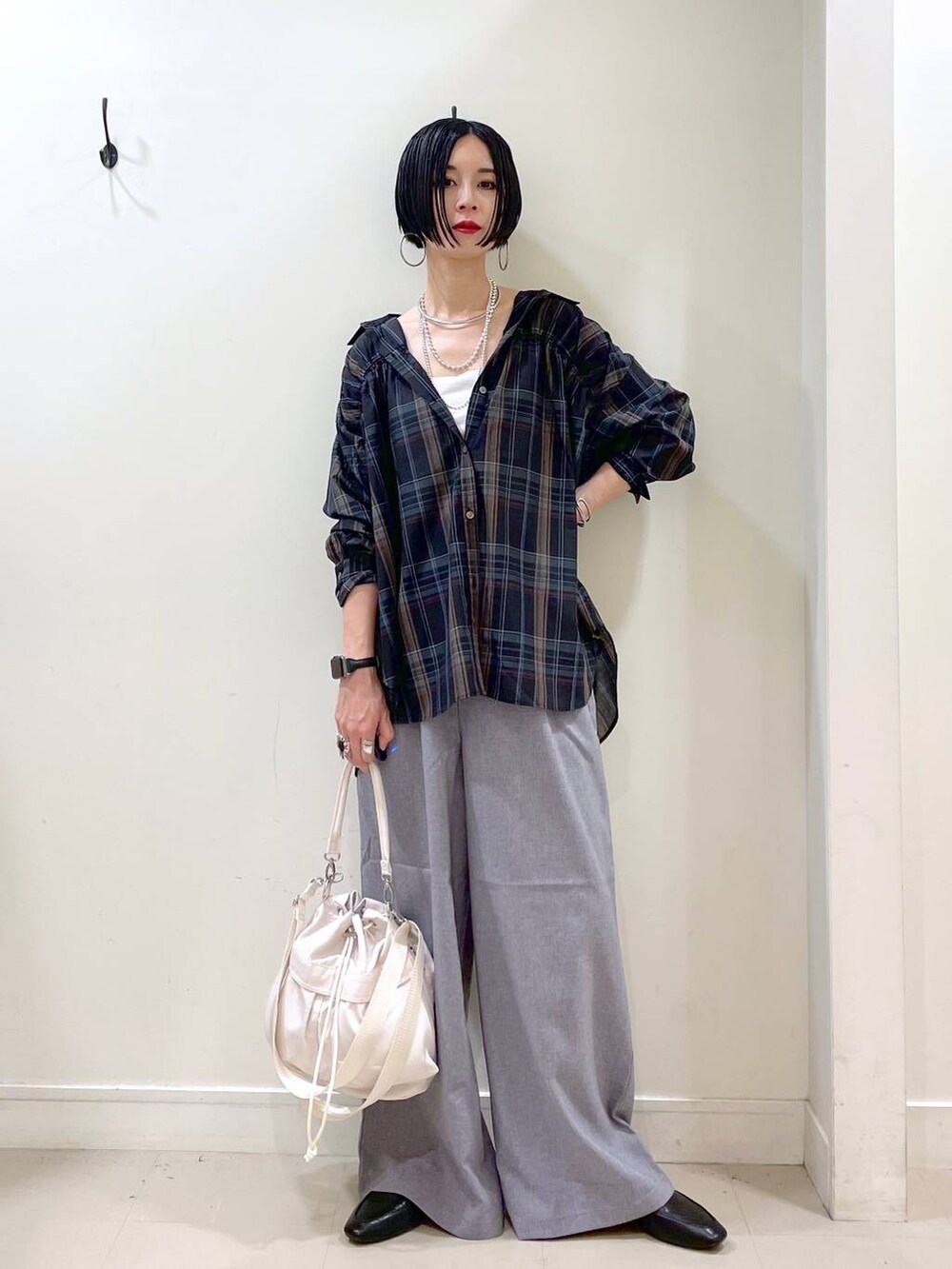 ブラック系のその他シューズ、ホワイト系のショルダーバッグ、ホワイト系のキャミソールを着用したレディースの夏コーディネートの8枚目の写真