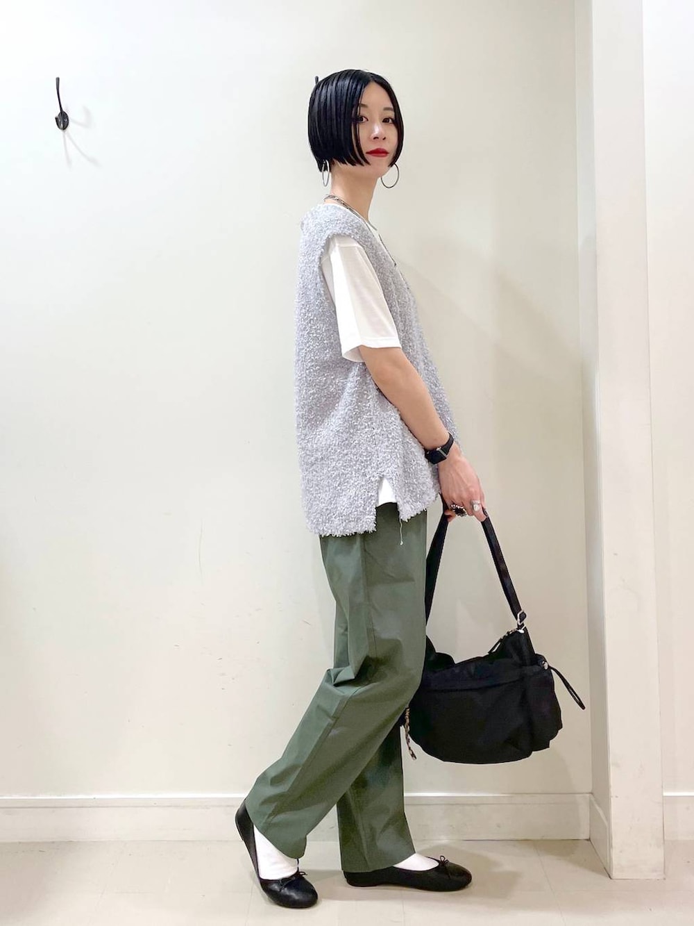 「高見え、若見え、着痩せ・細見え、ママコーデ、楽ちんコーデ、普通_GLOBAL WORK、高身長、体型カバー、GLOBAL WORK、シンプルコーデ、大人カジュアル、ベスト、Tシャツ、テーパードパンツ、ショルダーバッグ」|「GLOBAL WORKのらくっション撥水バレエ/135873(バレエシューズ、ブラック系)」を使った、るんるんさん(レディース・168cm)の春コーディネートの2枚目の写真