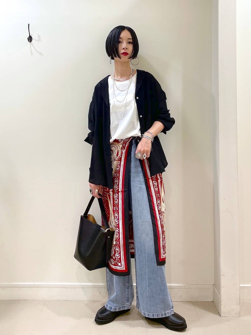「高見え、若見え、着痩せ・細見え、ママコーデ、楽ちんコーデ、普通_GLOBAL WORK、高身長、体型カバー、GLOBAL WORK、シンプルコーデ、大人カジュアル、ジャケット、シャツ、Tシャツ、デニムパンツ」｜「GLOBAL WORKのエアかる厚底ローファー/136031（ローファー、ブラック系）」を使った、るんるんさん（レディース・168cm）の夏コーディネートの6枚目の写真