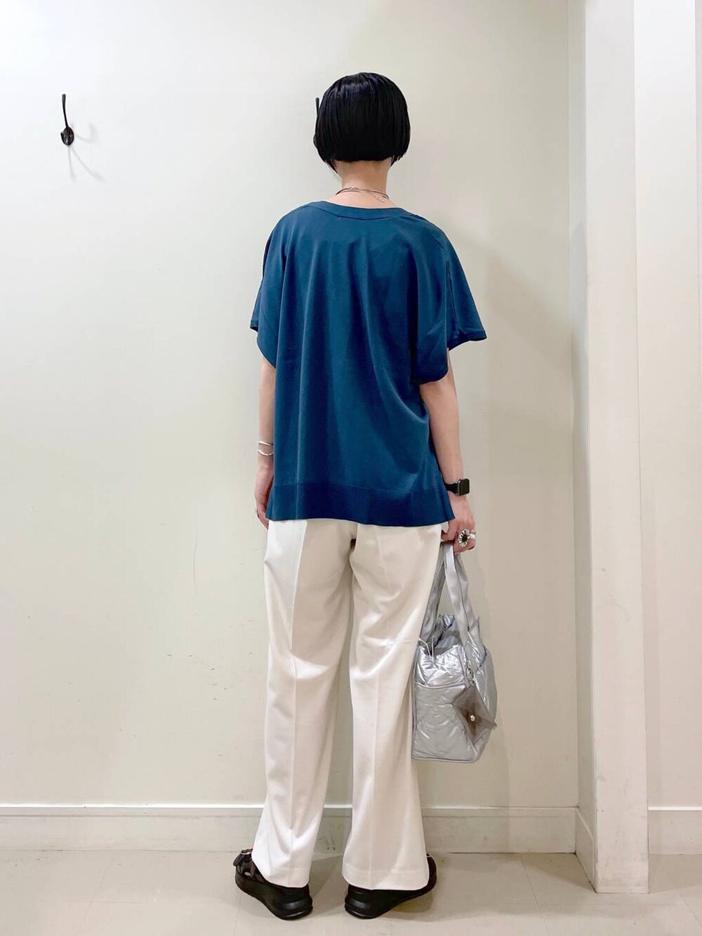 「カーディガン、タンクトップ、ワイドパンツ、パンツ、ネックレス、サンダル、ショルダーバッグ、春コーデ、夏コーデ、高見え、若見え、着痩せ・細見え、ママコーデ、楽ちんコーデ、普通_GLOBAL WORK」｜「GLOBAL WORKの推しごとキルティング2WAYトート/286286（トートバッグ、シルバー系）」を使った、るんるんさん（レディース・168cm）の春コーディネートの4枚目の写真