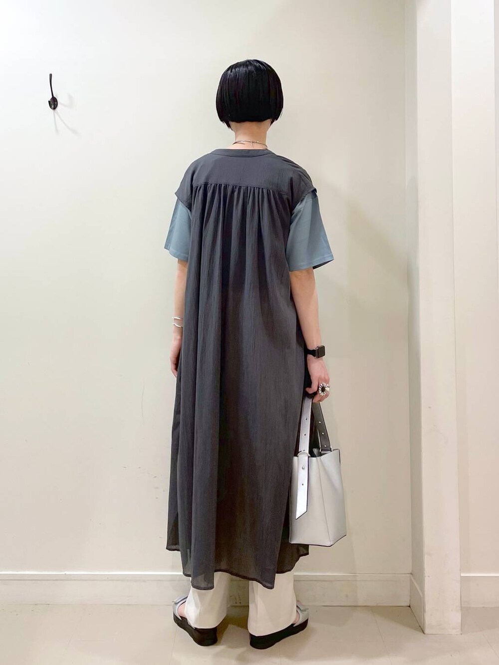 「高見え、若見え、着痩せ・細見え、ママコーデ、楽ちんコーデ、普通_GLOBAL WORK、高身長、体型カバー、GLOBAL WORK、シンプルコーデ、大人カジュアル、Tシャツ、ワンピース、ベスト、ワイドパンツ」|「GLOBAL WORKのリッチクリーンプリントT半袖/147640(Tシャツ/カットソー、ブルー系)」を使った、るんるんさん(レディース・168cm)の夏コーディネートの4枚目の写真