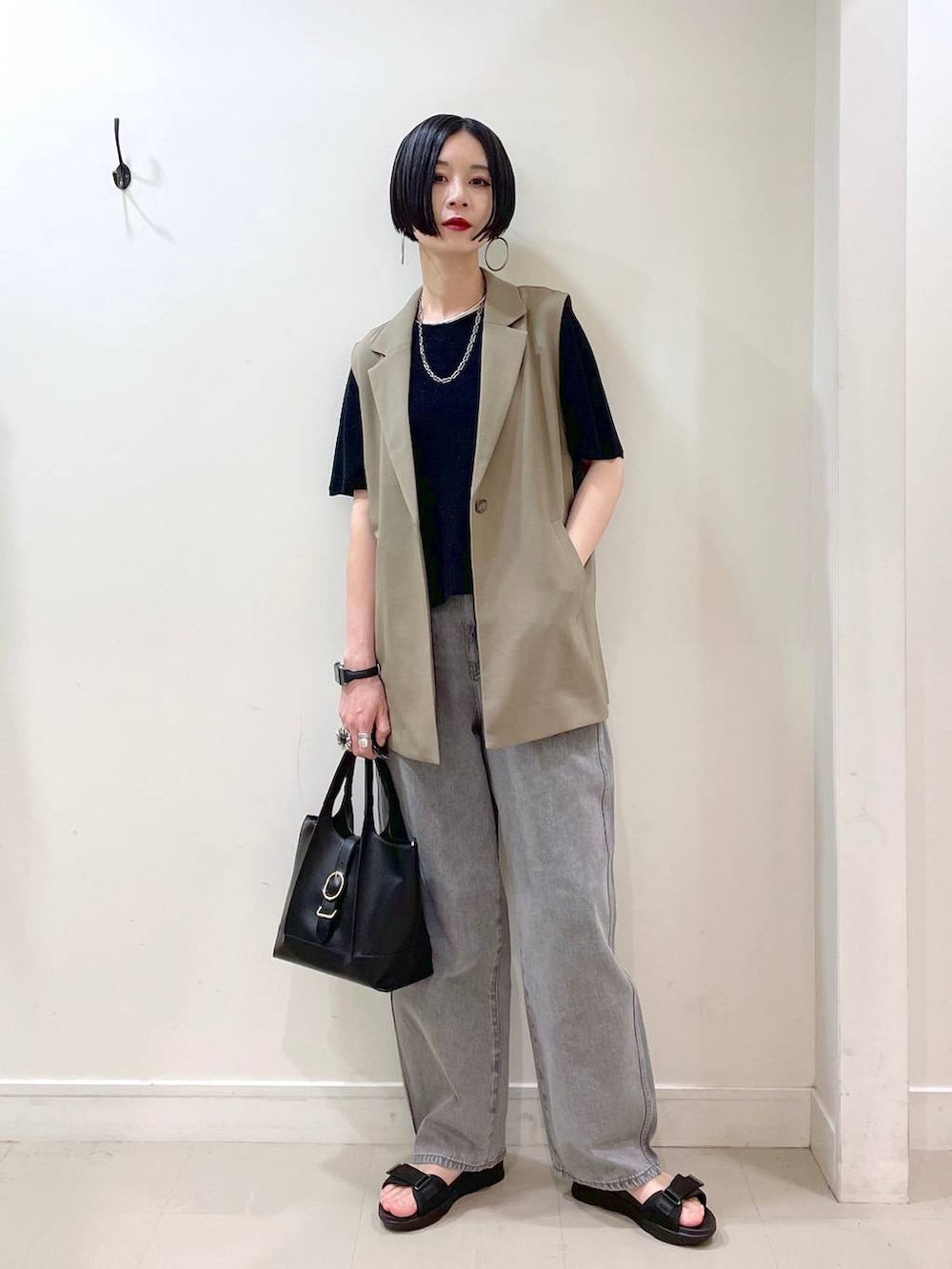「高見え、若見え、着痩せ・細見え、ママコーデ、楽ちんコーデ、普通_GLOBAL WORK、高身長、体型カバー、GLOBAL WORK、シンプルコーデ、大人カジュアル、ベスト、デニムパンツ、パンツ、ネックレス」|「GLOBAL WORKのGOODデニムバギーパンツ/118365(デニムパンツ、グレー系)」を使った、るんるんさん(レディース・168cm)の夏コーディネートの2枚目の写真