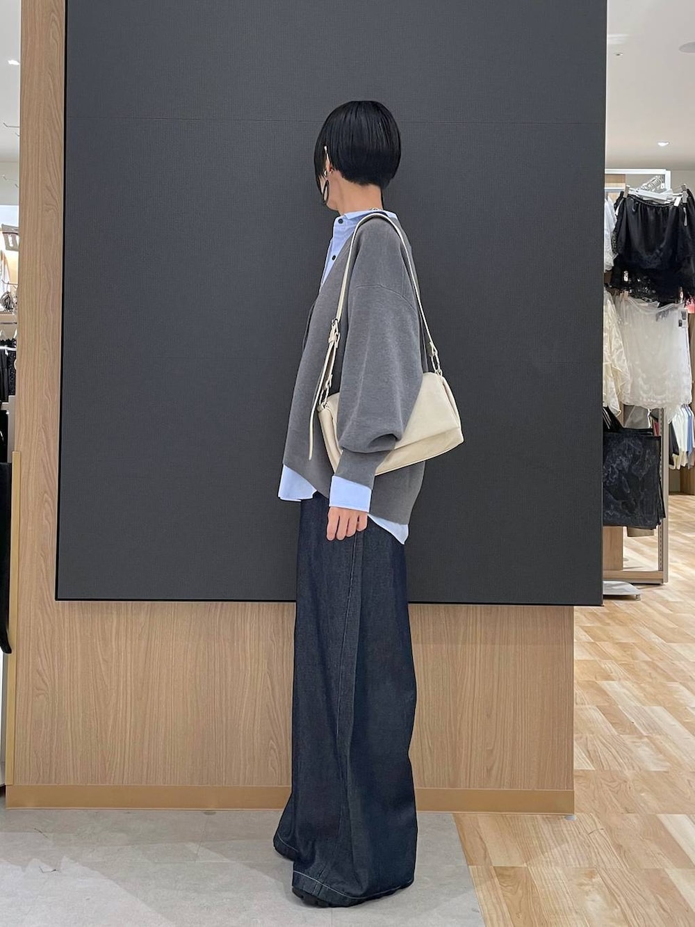 ブラック系のローファー、ブルー系のシャツ/ブラウス、ホワイト系のショルダーバッグを着用したレディースの秋コーディネートの4枚目の写真