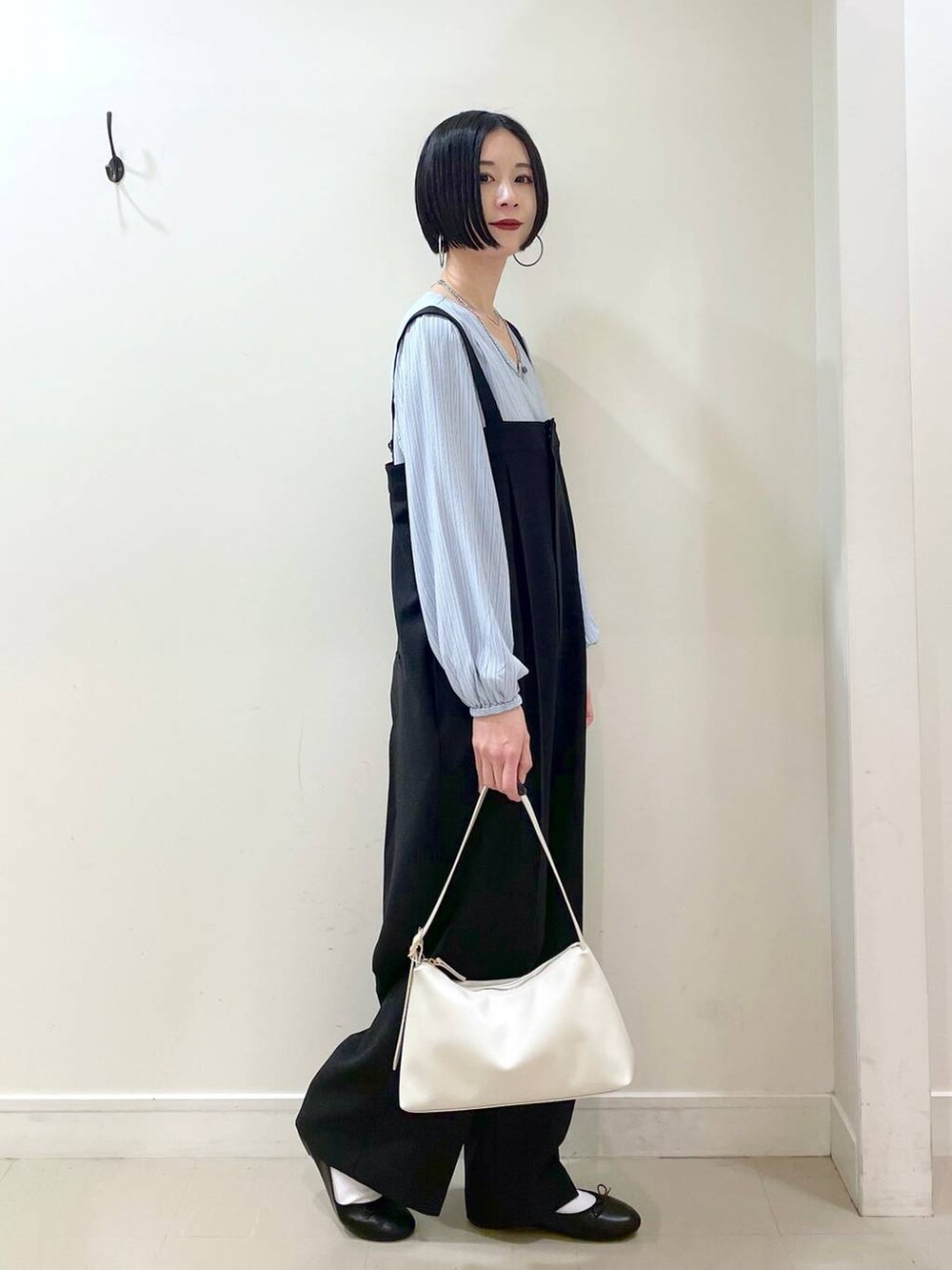 「高見え、若見え、着痩せ・細見え、ママコーデ、普通_GLOBAL WORK、高身長、GLOBAL WORK、マウンテンパーカー、アウター、ブラウス、サロペット、楽ちんコーデ、体型カバー、春コーデ、ワイドパンツ」|「GLOBAL WORKのステンレス二連チェーンネックレス/126692(ネックレス、シルバー系)」を使った、るんるんさん(レディース・168cm)の春コーディネートの7枚目の写真
