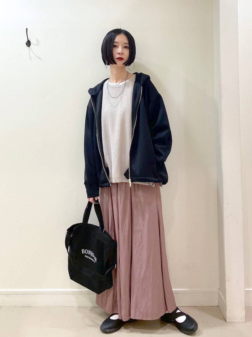 「若見え、着痩せ・細見え、普通_GLOBAL WORK、高身長、GLOBAL WORK、パーカー、ワイドパンツ、パンツ、楽ちんコーデ、ネックレス、ショルダーバッグ、スニーカー、春コーデ、高見え、ママコーデ」|「GLOBAL WORKのエアかるクッションベルトスニーカー/102313(スニーカー、ブラック系)」を使った、るんるんさん(レディース・168cm)の春コーディネートの2枚目の写真