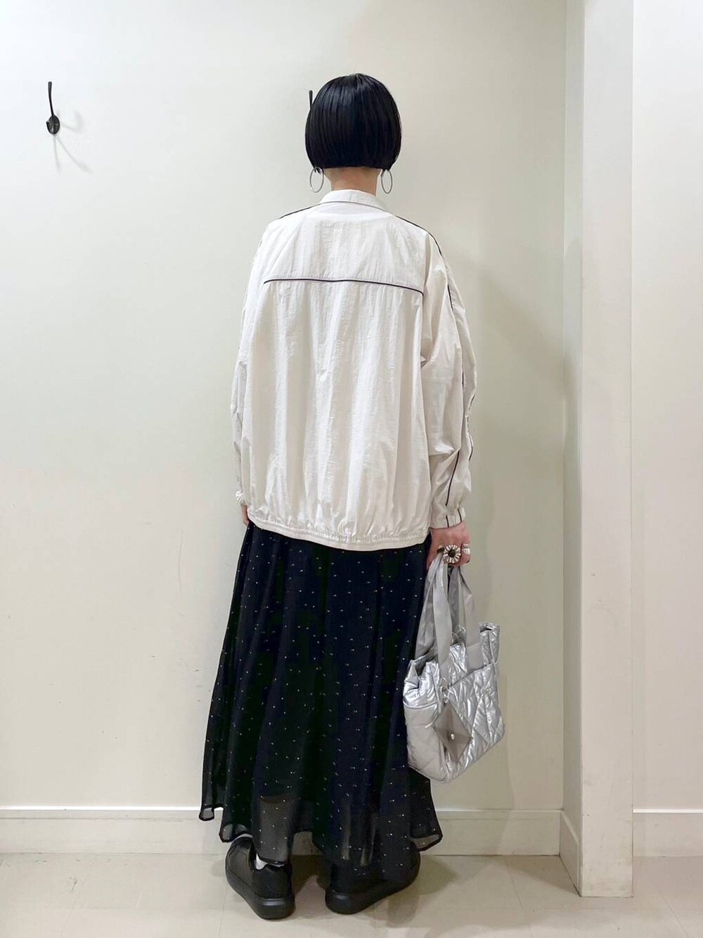 「高見え、若見え、着痩せ・細見え、ママコーデ、楽ちんコーデ、普通_GLOBAL WORK、高身長、体型カバー、GLOBAL WORK、シンプルコーデ、ブルゾン、Tシャツ、スカート、大人カジュアル、春コーデ」|「GLOBAL WORKのエアかるコートスニーカー/135742(スニーカー、ブラック系)」を使った、るんるんさん(レディース・168cm)の春コーディネートの4枚目の写真
