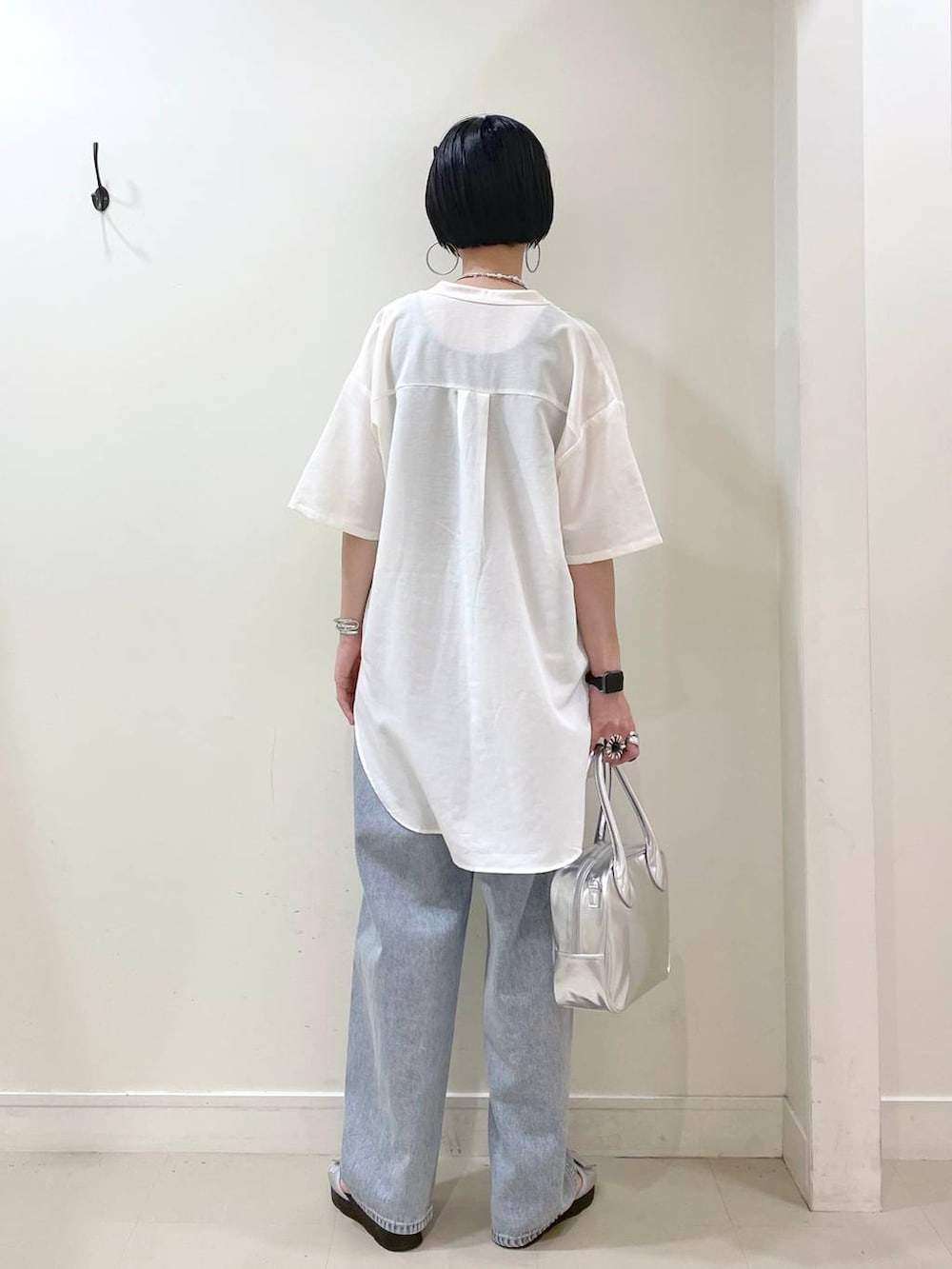 「高見え、若見え、着痩せ・細見え、ママコーデ、楽ちんコーデ、普通_GLOBAL WORK、高身長、体型カバー、GLOBAL WORK、シンプルコーデ、大人カジュアル、シャツ、カップ付きインナー、ワイドパンツ、パンツ」|「GLOBAL WORKのGOODデニムバギーパンツ/118365(デニムパンツ、ブルー系)」を使った、るんるんさん(レディース・168cm)の夏コーディネートの4枚目の写真