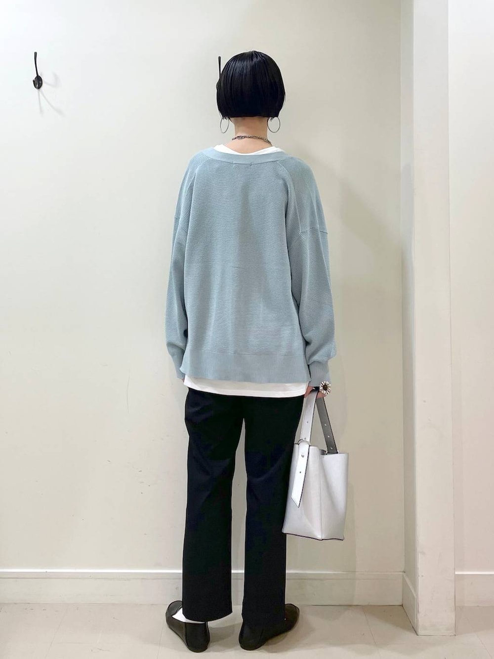 「高見え、若見え、着痩せ・細見え、ママコーデ、高身長、体型カバー、GLOBAL WORK、シンプルコーデ、カーディガン、タンクトップ、テーパードパンツ、パンツ、ショルダーバッグ、バッグ、ネックレス」|「GLOBAL WORKのらくっション踏めるバブーシュ/136007(その他シューズ、ブラック系)」を使った、るんるんさん(レディース・168cm)の春コーディネートの3枚目の写真