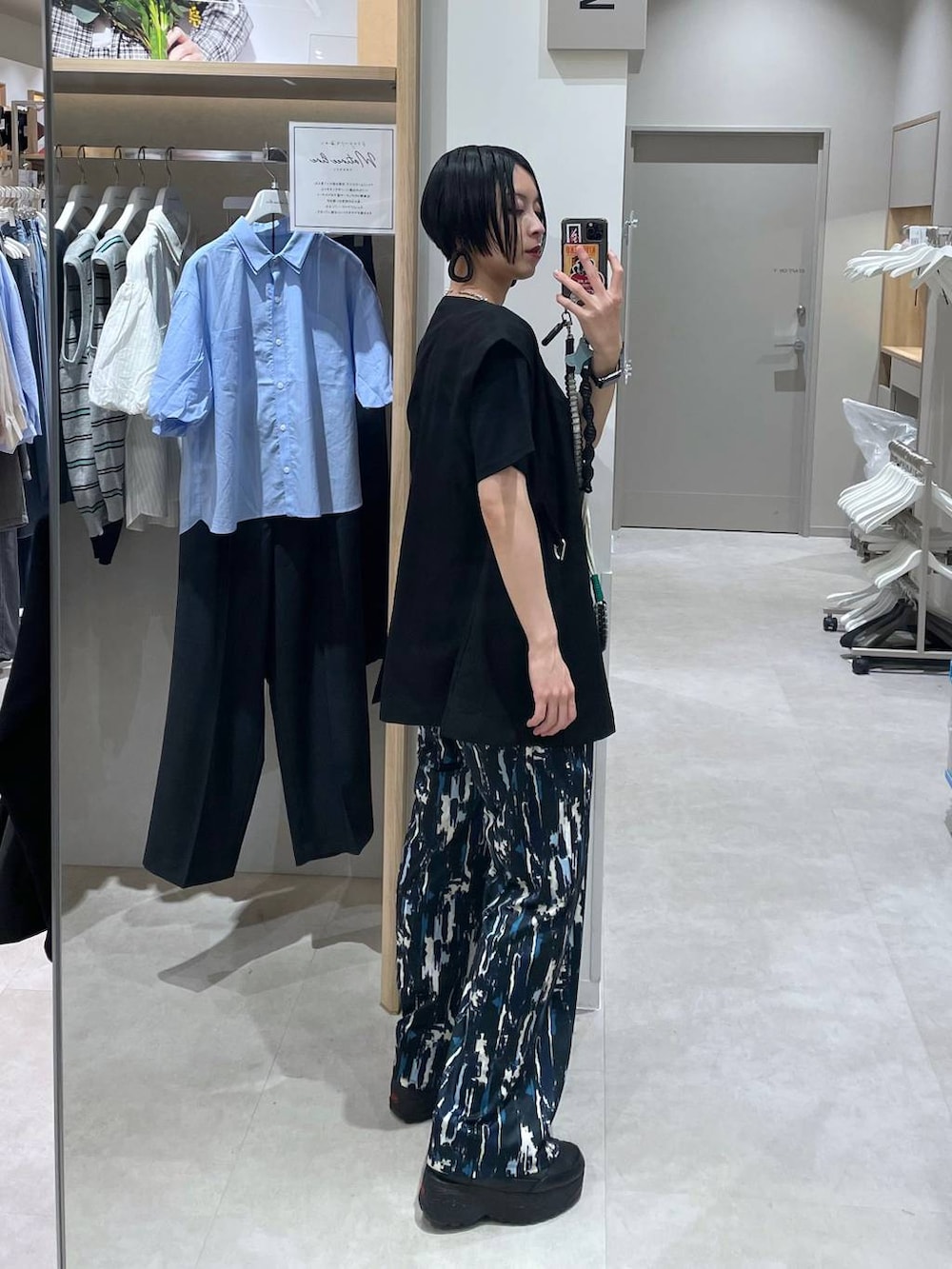 ブラック系のTシャツ/カットソー、シルバー系のネックレス、シルバー系のネックレスを着用したレディースの春コーディネートの4枚目の写真