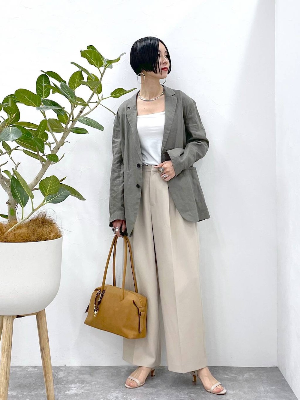 「大人カジュアル、高見え、若見え、着痩せ・細見え、ママコーデ、楽ちんコーデ、普通_GLOBAL WORK、高身長、体型カバー、GLOBAL WORK、シンプルコーデ、STERNBERG、ジャケット、キャミソール、カップ付きインナー」|「STERNBERGの3タックワイドパンツ(スラックス、ベージュ系)」を使った、るんるんさん(レディース・168cm)の夏コーディネートの6枚目の写真