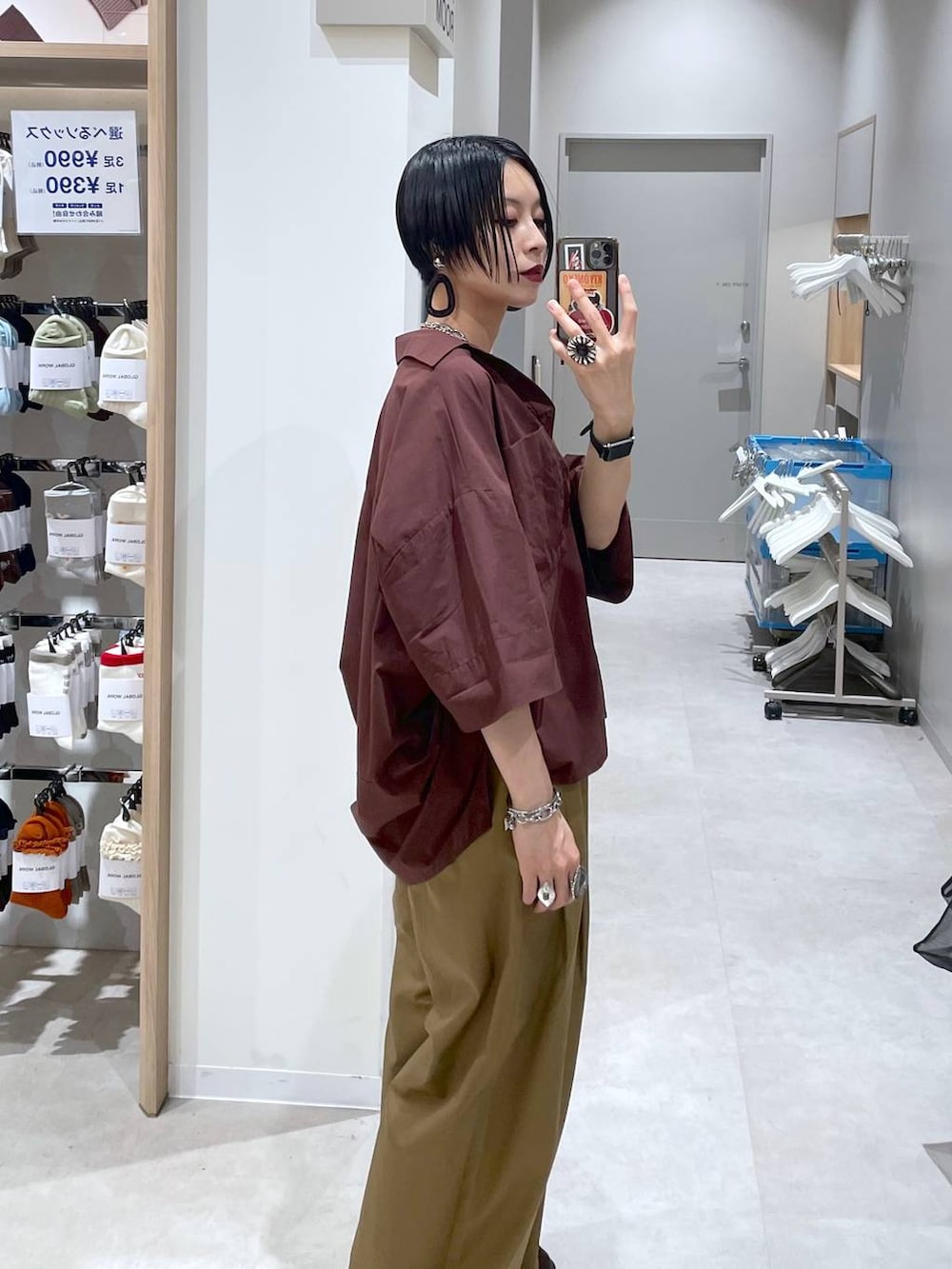 ブラウン系のローファー、レッド系のシャツ/ブラウス、ブラウン系のその他パンツを着用したレディースの秋コーディネートの5枚目の写真