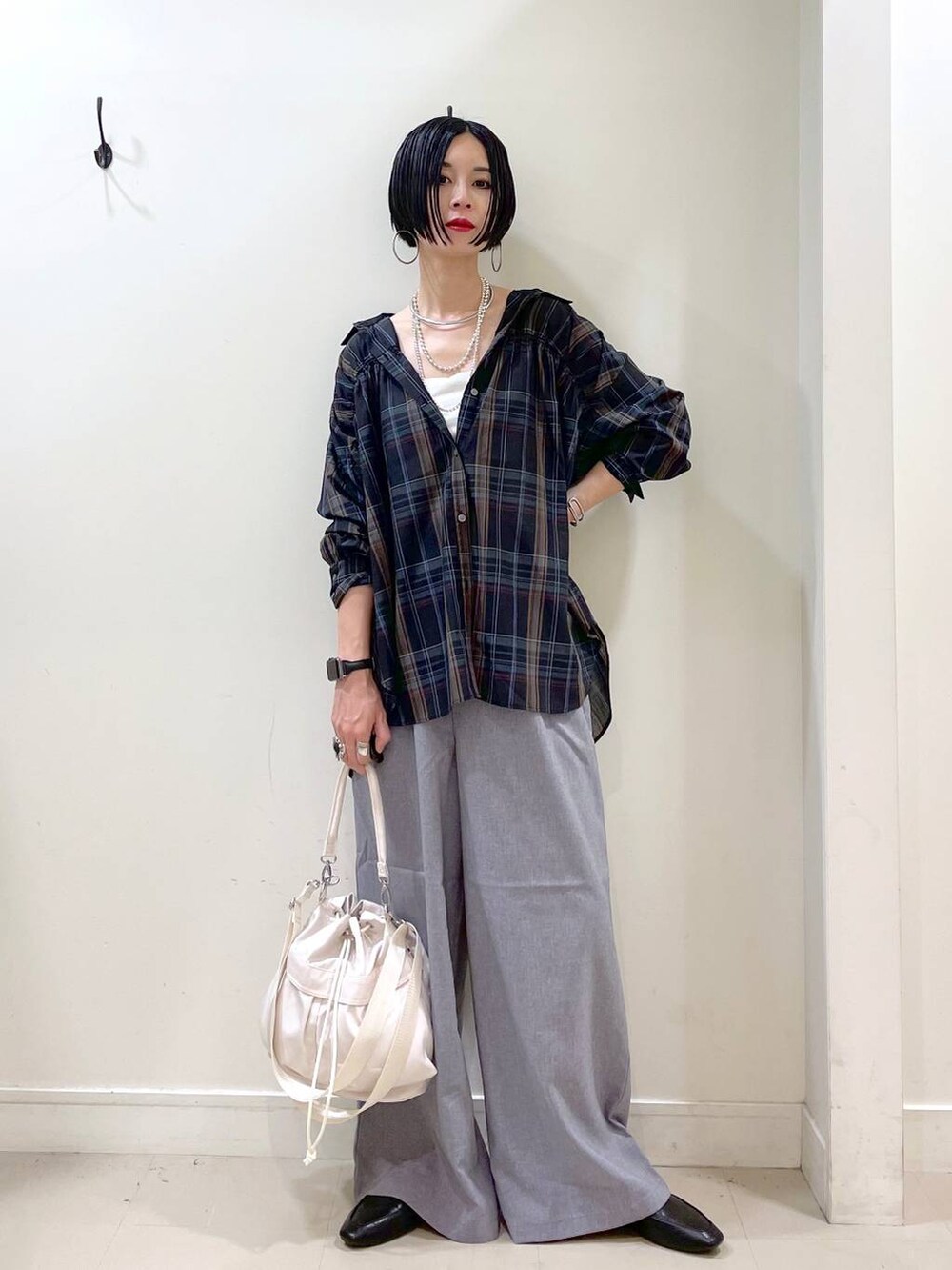 ブラック系のその他シューズ、ホワイト系のショルダーバッグ、ホワイト系のキャミソールを着用したレディースの夏コーディネートの3枚目の写真