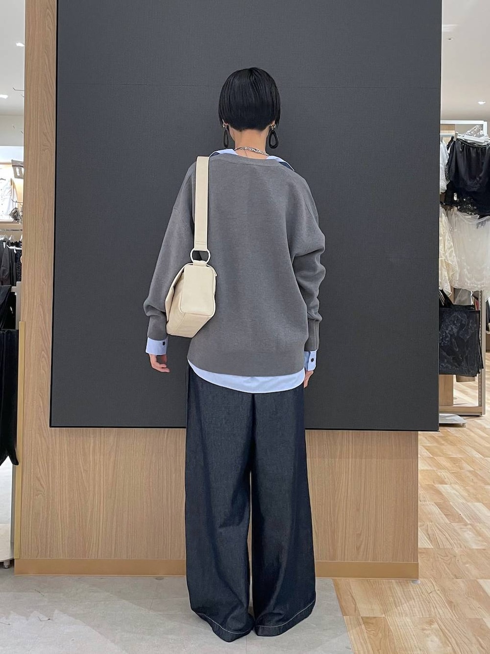 ブラック系のローファー、ブルー系のシャツ/ブラウス、ホワイト系のショルダーバッグを着用したレディースの秋コーディネートの3枚目の写真