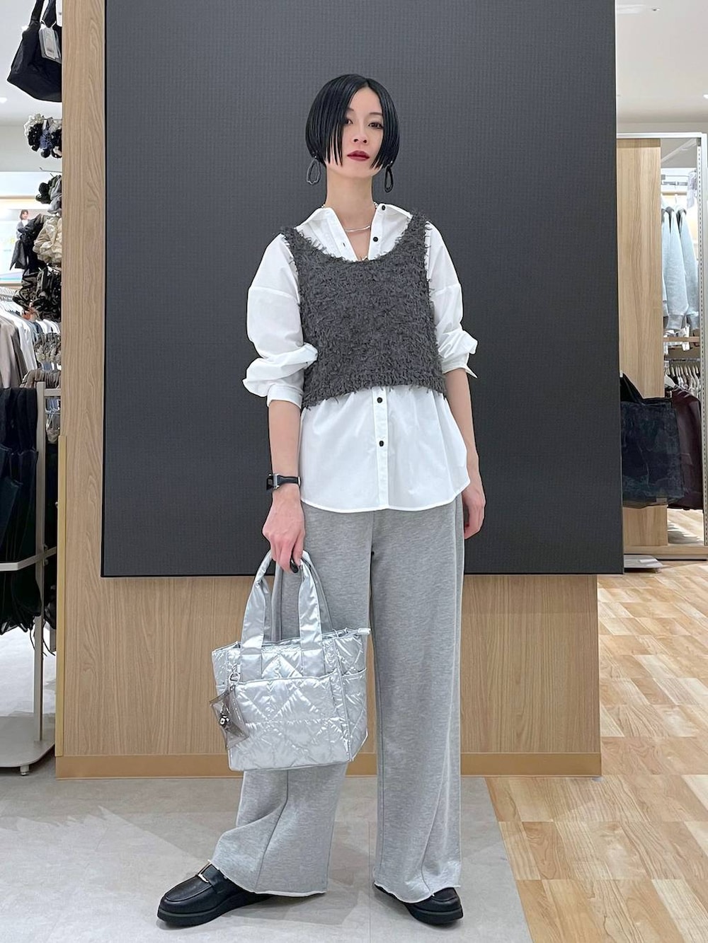 ブラック系のローファー、シルバー系のトートバッグ、ホワイト系のシャツ/ブラウスを着用したレディースの冬コーディネートの6枚目の写真