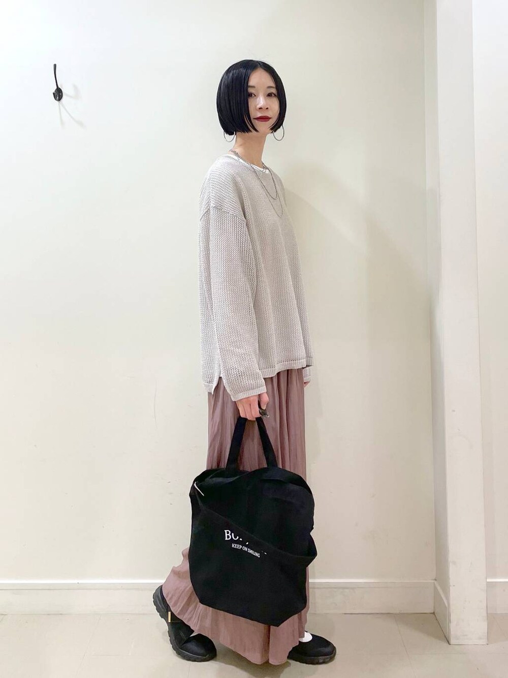 「若見え、着痩せ・細見え、普通_GLOBAL WORK、高身長、GLOBAL WORK、パーカー、ワイドパンツ、パンツ、楽ちんコーデ、ネックレス、ショルダーバッグ、スニーカー、春コーデ、高見え、ママコーデ」|「GLOBAL WORKのエアかるクッションベルトスニーカー/102313(スニーカー、ブラック系)」を使った、るんるんさん(レディース・168cm)の春コーディネートの7枚目の写真