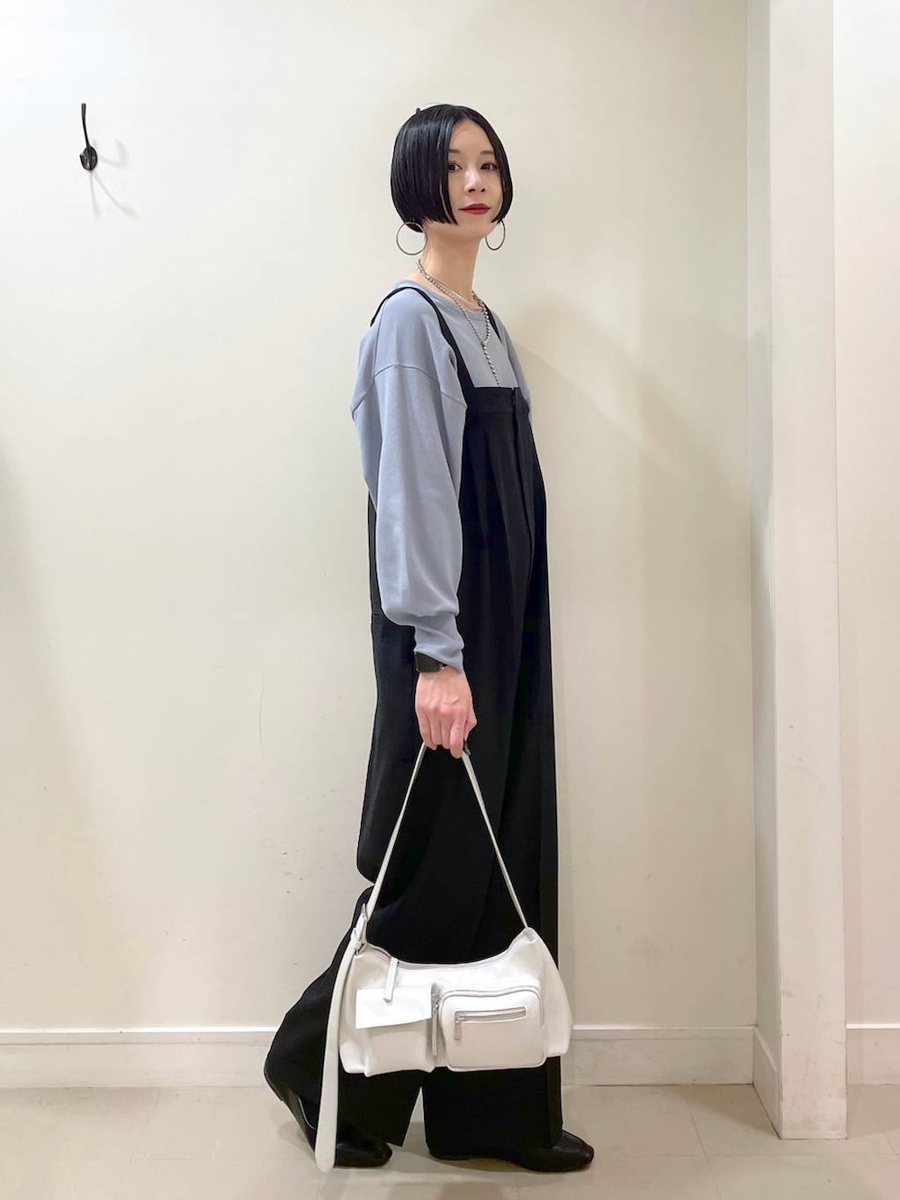 「着痩せ・細見え、ママコーデ、楽ちんコーデ、普通_GLOBAL WORK、高身長、体型カバー、GLOBAL WORK、シンプルコーデ、ジャケット、ジャケットスタイル、ニット、サロペット、ワイドパンツ、パンツ、春コーデ」|「GLOBAL WORKのステンレスボールY字ネックレス/106439(ネックレス、シルバー系)」を使った、るんるんさん(レディース・168cm)の春コーディネートの8枚目の写真