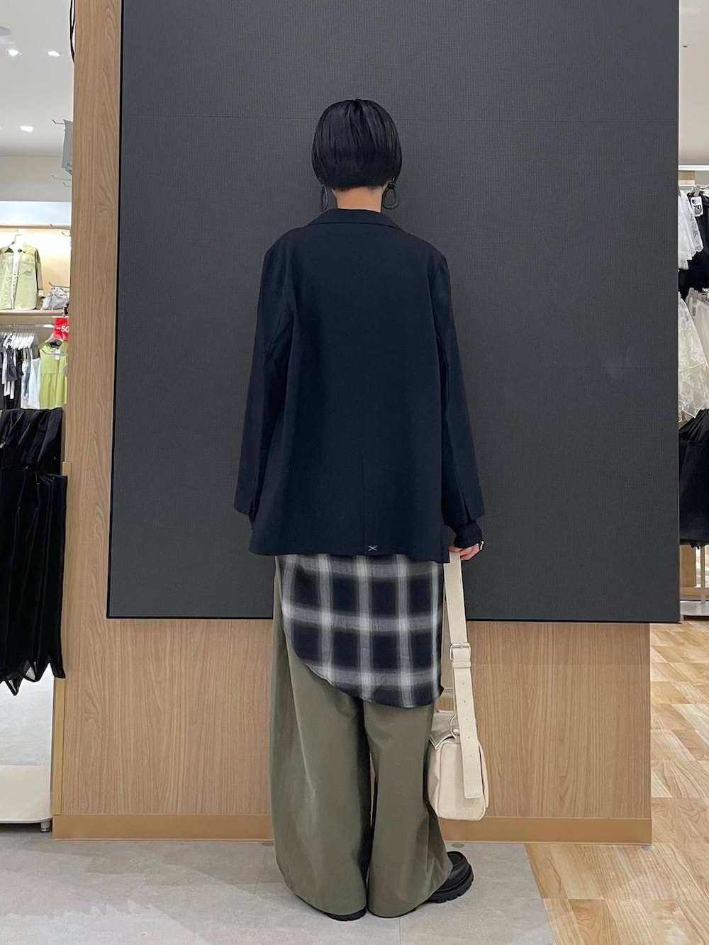 ホワイト系のTシャツ/カットソー、ブラック系のローファー、ブラック系のシャツ/ブラウスを着用したレディースの秋コーディネートの3枚目の写真